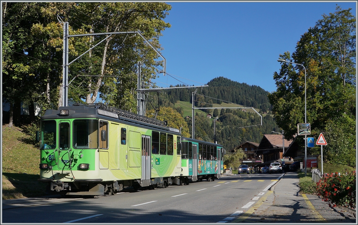 Die BVB TPC Strecke von Bex nach Villars wird meist von den BDeh 4/8 91 - 93 bedient, doch heute war der BDeh 4/4 81 mit dem Bt 63 in einem Umlauf in Einsatz. Das Bild zeigt den BDeh 4/4 81 kurz nach der Ausfahrt in La Barboleuse als Regionalzug 529 von Villars sur Ollon nach Bex. 

11. Oktober 2021 