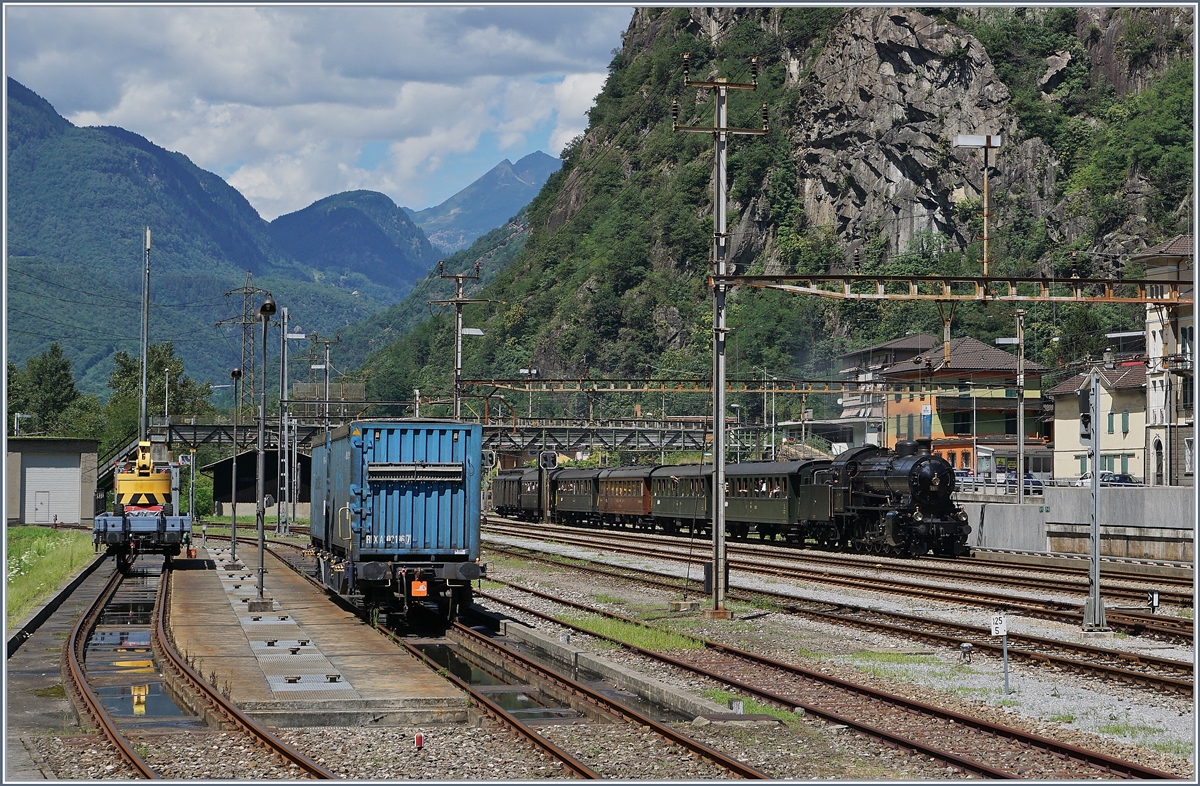 Die C 5/6 2978 erreicht mit ihrem SRF Extrazug Bodio.
28. Juli 2016