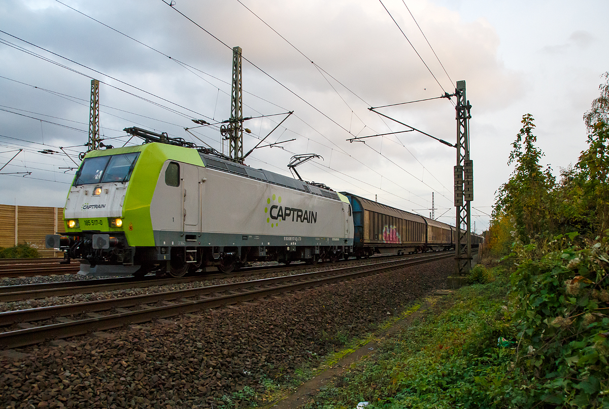 
Die Captrain 185 517-0 (91 80 6185 517-0 D-CTD) fährt am 03.11.2016 mit einem Güterzug (mit Drehgestell-Schiebewandwagen der Gattung Habbiins) durch Spich in Richtung Norden. 

Die TRAXX F140 AC1 wurde 2002 von  Bombardier in Kassel unter der Fabriknummer 33531 für die HANNOVER LEASING GmbH & Co. KG gebaut, die auch noch der eigentliche Eigentümer ist. Sie hat die Zulassung für Deutschland, Österreich und die Schweiz, dafür hat sie auch die vier Stromabnehmer.