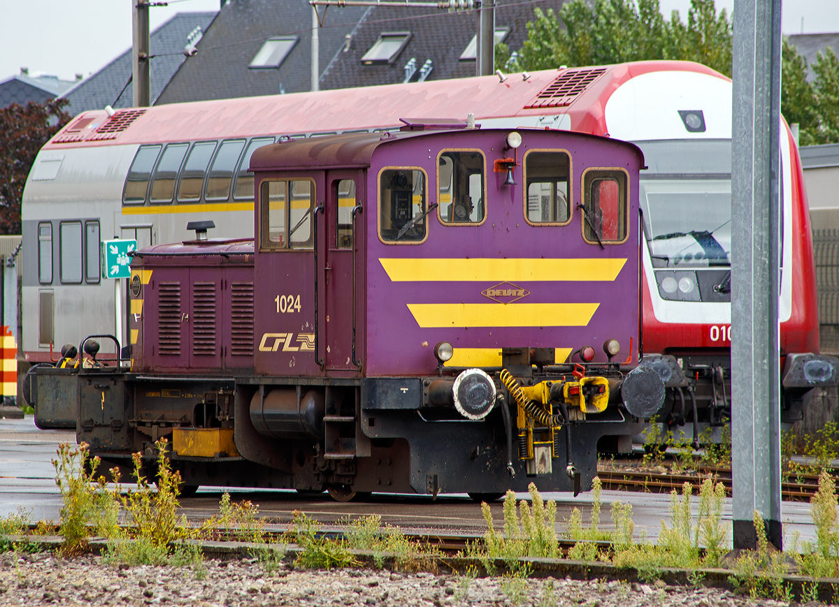 
Die CFL 1024 (Deutz 56578) abgestellt am 15.08.2015 beim Bahnhof Luxemburg (Stadt). 

Für den Einsatz von Arbeitszügen lieferte Deutz zwischen 1953 und 1957 vier zweiachsige Dieselloks des Typs A8 L614 mit einer Leistung von 130 PS an die CFL. Die Kleinloks wurden bei der CLF (Société Nationale des Chemins de Fer Luxembourgeois) als Série 1020 eingereiht. Sie sind mit einem Strecken- und Rangiergang ausgerüstet, der 53 bzw. 24 km/h Höchstgeschwindigkeit erlaubt.

Die Deutz A8 L614 wurde 1957 von Klöckner-Humboldt-Deutz AG in Köln unter der Fabriknummer 56578 gebaut und an die CFL geliefert.

Die Diesellokomotive hat einen Deutz 8 Zyl. V-Motor vom Typ A8L 614 R dessen 130 PS Leistung über ein Voith-Turbo-Getriebe übertragen werden. Vom Getriebe erfolgt dann die Kraftübertragung über Rollen Ketten auf beide Achsen.