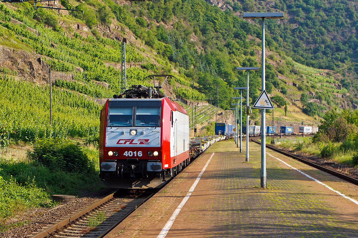 
Die CFL 4016 fährt am 21.06.2014 mit einem Taschenwagenzug durch den Bf Kattenes in Richtung Trier.

Die TRAXX P140AC1 (modifizierte DB BR 185.1, eine Kombination für den Personen- und Frachtdienst) wurde 2005 von Bombardier in Kassel unter der Fabriknummer 33715 gebaut und an die CFL geliefert.  Sie hat die NVR-Nummer 91 82 000 4016-3 L-CFL und die EBA-Nummer EBA 99A22L 016. 