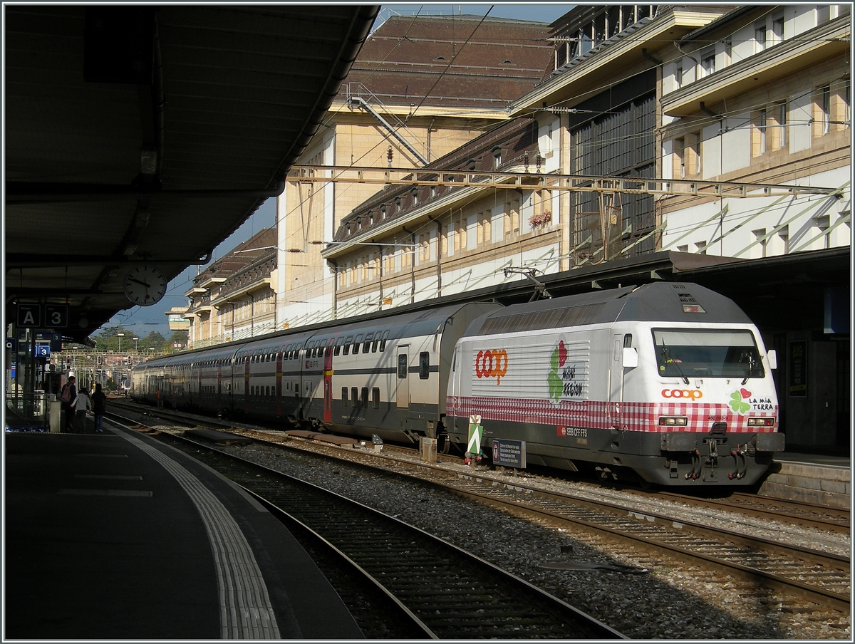 Die Coop Tischtuch Re 460 063-9 mit einem IR in Lausanne. 
12. Okt. 2014