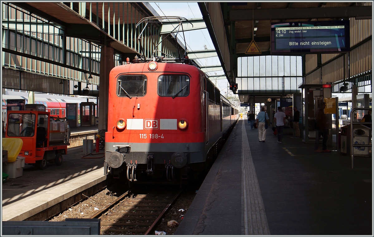 Die DB 115 198-4 (UIC N° 91 80 6 115 198-4 D-DB) ist mit ihrem IC 280 in Stuttgart Hbf (bzw. was davon noch übrig ist) eingetroffen.
11. Sept. 2015