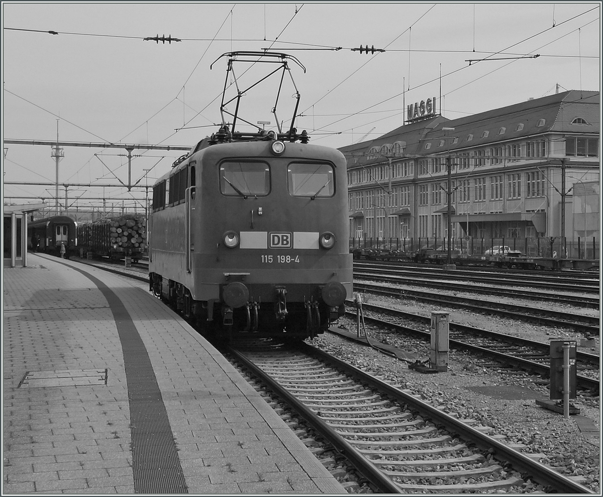 Die DB 115 198-4 (UIC N° 91 80 6 115 198-4 D-DB) in Singen.
11. Sept. 2015