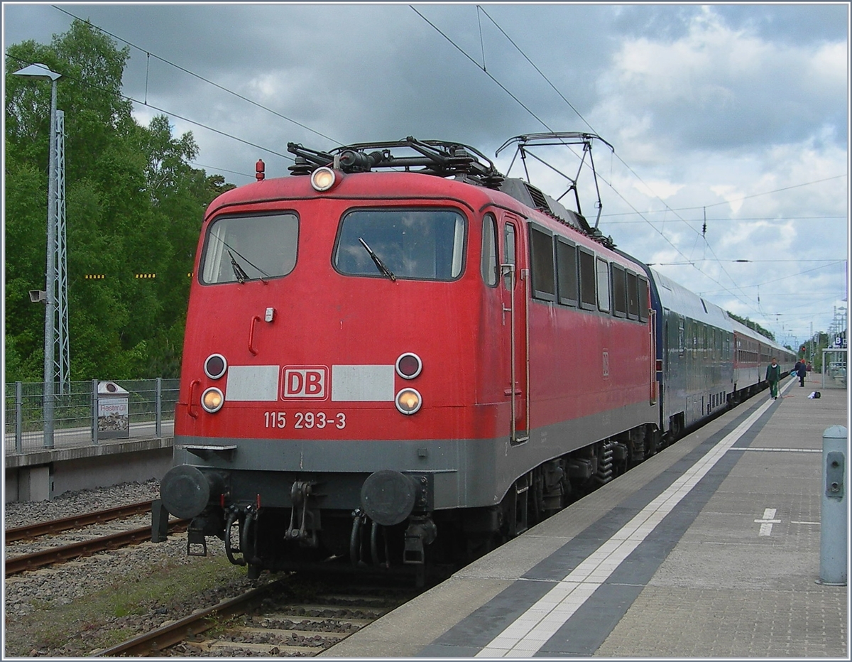 Die DB 115 293-3 ist mit ihrem CNL/NZ von Zürich/München am Ziel der Reise, in Binz auf Rügen eingetroffen. Der Bahnhof heisst heute Osteebad Binz, hiess aber auch  nur  Binz oder Grossbahnhof Binz (als Unterschiedung zu Binz Ost des Rassenden Rolands).
26. Mai 2006 