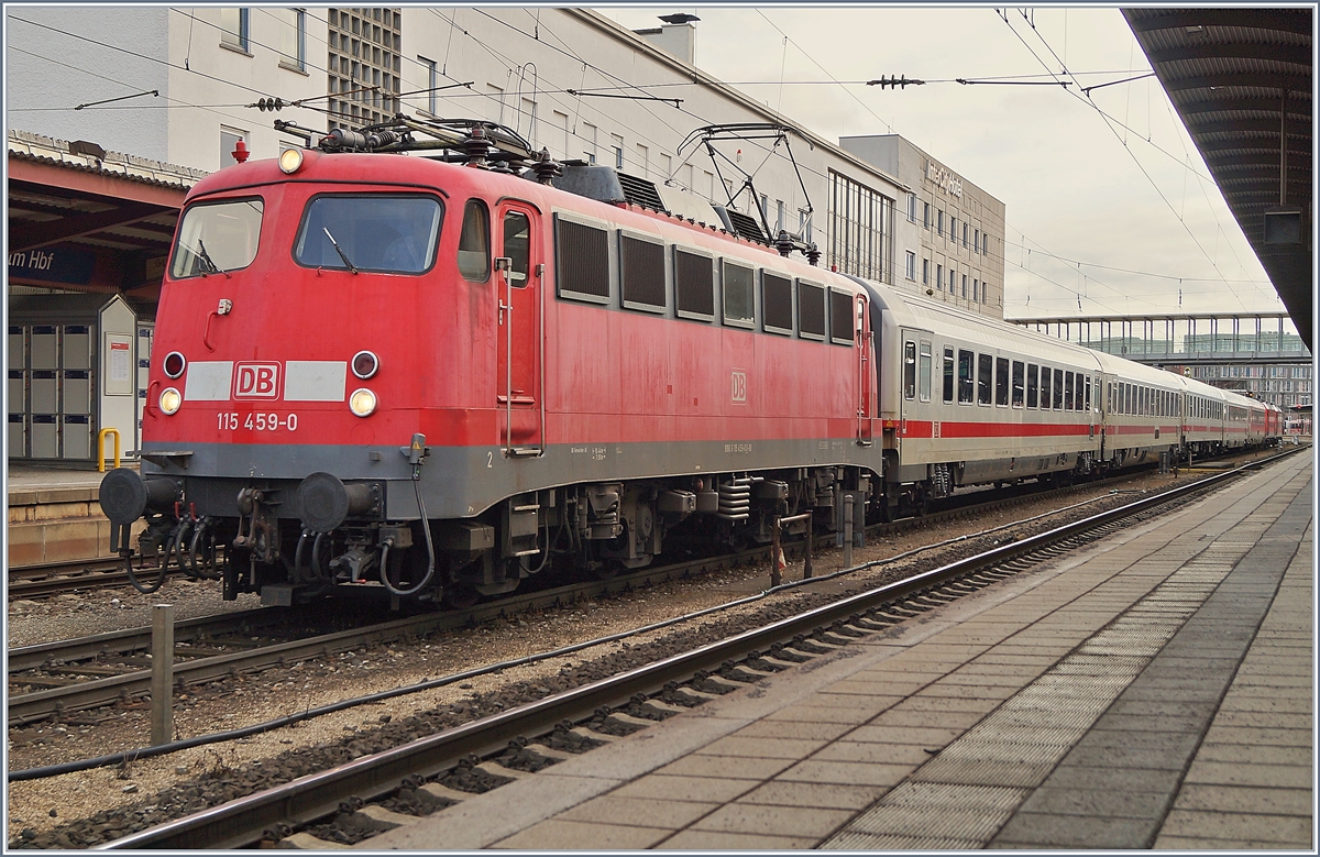 Die DB 115 459-0 steht mit einigen Reisezugwagen und zwei Loks am Zugschluss in Ulm.
2. Jan. 2018