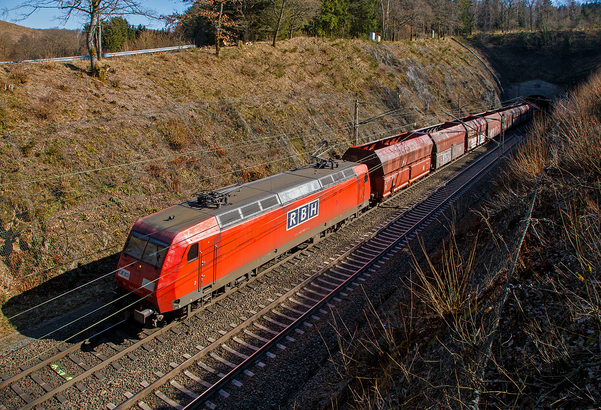 Die von der DB Cargo an die RBH (als RBH 227) vermietete 145 066-7 (91 80 6145 066-7 D-DB) hat am 07.03.2022, den 2.652 m langen Rudersdorfer Tunnel verlassen und fhrt mit einem leeren Kohlezug auf der Dillstecke in nrdlicher Richtung.

Die TRAXX F140 AC wurde 2000 von ADtranz (ABB Daimler-Benz Transportation GmbH) in Kassel unter der Fabriknummer 33391gebaut.
