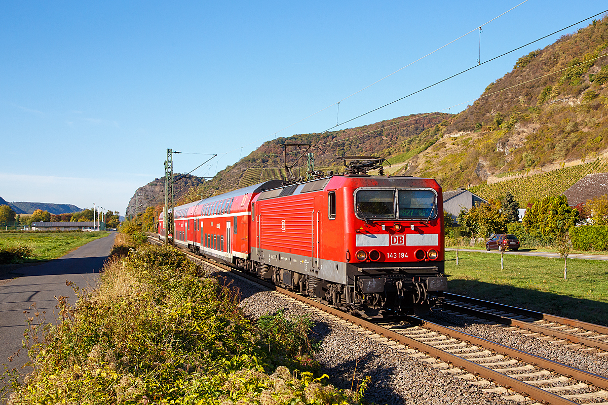 
Die DB Regio NRW 143 194 (91 80 6143 194-9 D-DB), ex DR 243 194-8, mit der RB 27  Rhein-Erft-Bahn  Köln Hbf - Koblenz Hbf, erreicht am 13.10.2018 bald den Bf Leutesdorf.