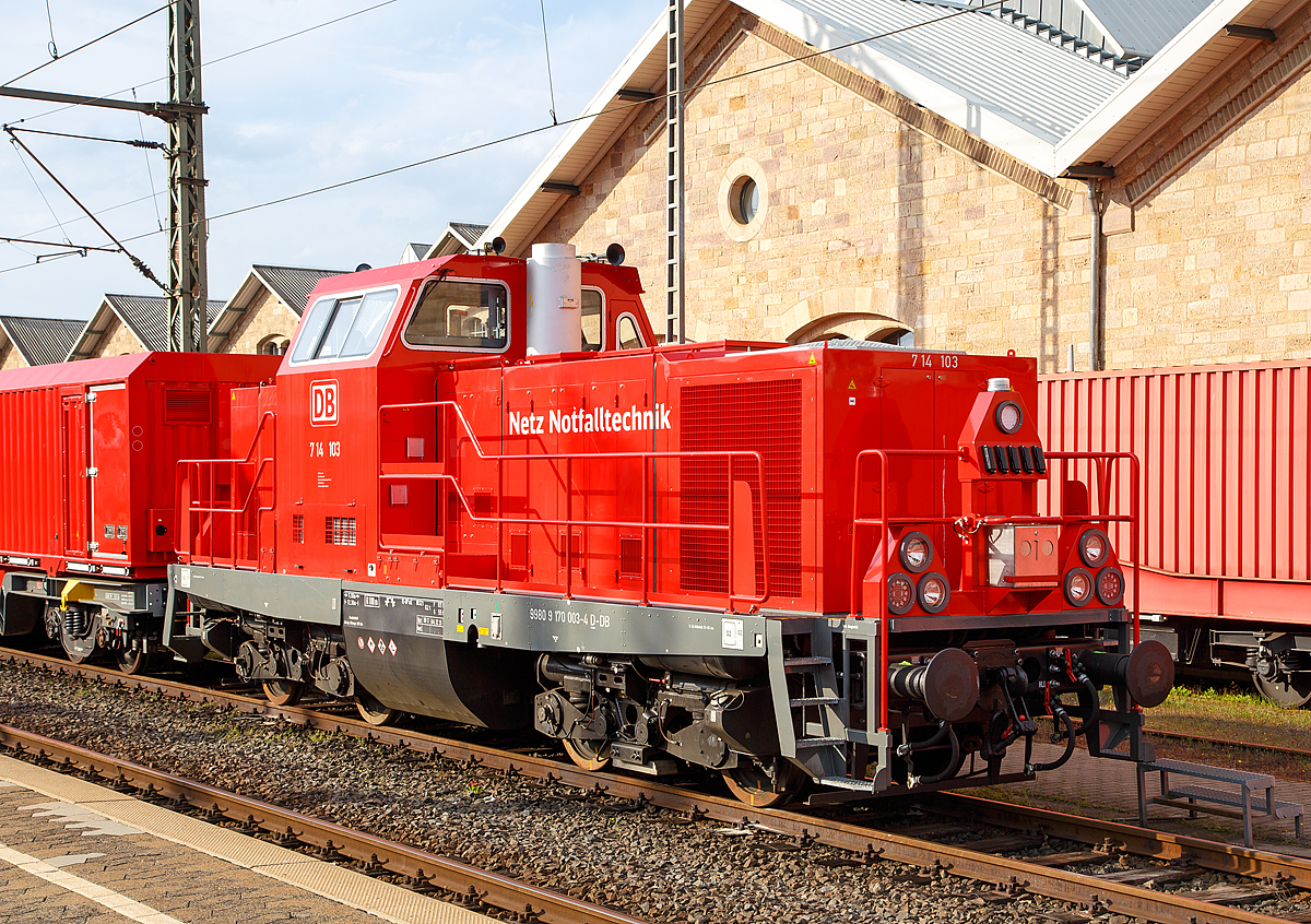 Die DB Rettungszug Lok (Neue Umbaulok für TRZ/Tunnelrettungszug) 714 103 (UCI 99 80 9 170 003-4 D-DB) der DB Netz (Notfalltechnik) am 30.04.2016 in Fulda. Die Lok entstand aus der ex DB 212 158-0, ex DB V 100 2158, welche 1964 von Henschel in Kassel unter der Fabriknummer 30844 gebaut und bereits 1996 bei der DB ausgemustert wurde. 

Die Loks der neuen BR 714.1 (UCI Nr. 99 80 9 170....D-DB) sind neu grundlegend umgebaute Loks der BR 212 bzw. ex DB V 100.20. Die Ursprungslok ist optisch äußerlich kaum auszumachen, Drehgestelle und Rahmen sind wohl die alten. Ob Motor und Getriebe noch die alten sind kann ich hier nicht sagen. Modernisierung zur  Tunnelhilfszuglok  wurde im Werk Bremen-Sebaldsbrück der DB Fahrzeuginstandhaltungs GmbH durchgeführt. Es ist u.a. das Kompetenzzentrum für die Instandhaltung von Großdieselmotoren.

Technische Daten (wie an der Lok angeschrieben):
Spurweite: 1.435 mm (Normalspur)
Achsfolge:  B´B´
Länge über Puffer: 12.300 mm
Drehzapfenabstand: 6.000 mm
Drehgestellachsstand: 2.200 mm
größte Breite: 3.115 mm
kleinster befahrbarer Gleisbogen: 100 m
Dienstgewicht: 62 t
Höchstgeschwindigkeit: 100 km/h
Kraftstoffvorrat: 2.400 l