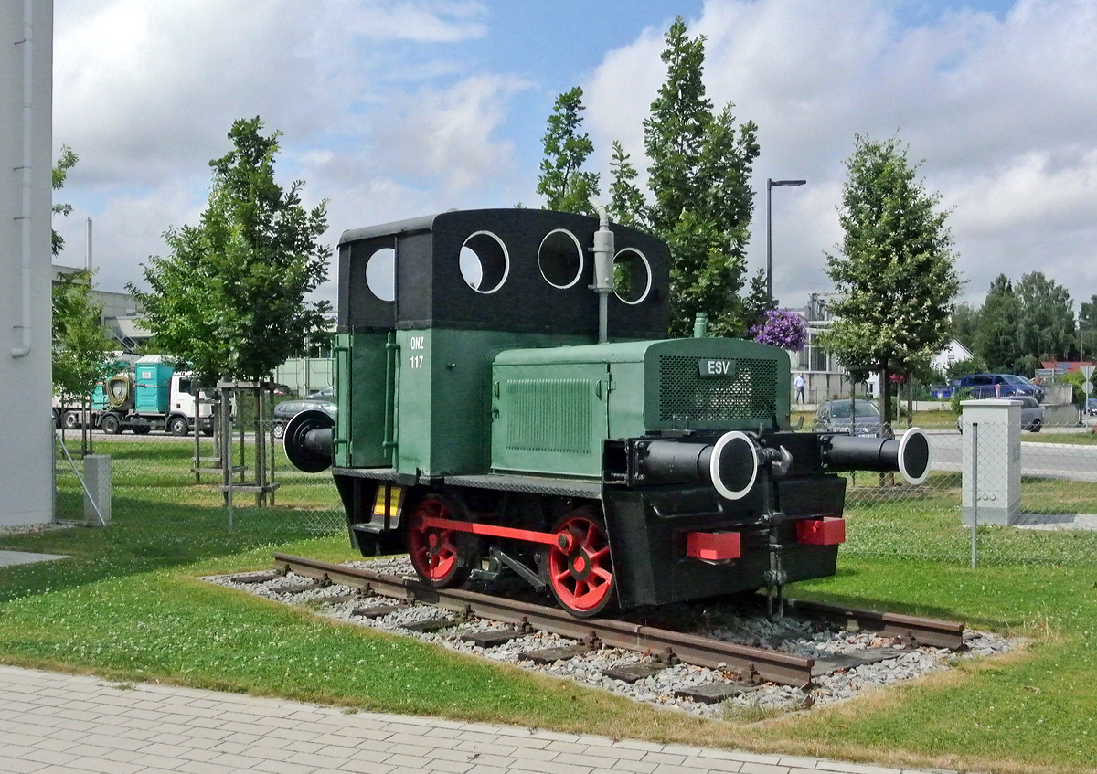 
Die Denkmallok Deutz OMZ 117 R vom Eisenbahner Sportverein Deggendorf e. V. (ESV) am 10.07.2015 in Deggendorf. 
Aufnahme Friedel Rickes, Text und Bearbeitung Armin Schwarz.

Die kleine Rangierlok wurde 1941 von der Klöckner-Humboldt-Deutz AG in Köln unter der Fabriknummer 42824 für die Weser-Flugzeugbau GmbH in Bremen, als Lok 1, gebaut. Im Jahre 1953 kam sie dann zur Sünchinger Stärkefabrik GmbH in die Oberpfalz. Dort erhielt sie auch 1959 eine Remotorisierung mit einem Deutz-Motor A2L 514 und fuhr so bis zur Abstellung 1981. Die Aufstellung als Denkmal beim ESV - Eisenbahner-Sport-Verein e. V. in Deggendorf  erfolgte dann 1983.

Diese Lok gehört zur 1931/32 entstandenen OM-Reihe der Humboldt-Deutzmotoren AG in Köln, die nach 1938 als Klöckner-Humboldt-Deutz AG firmierte. Das O steht hierbei für die Motortypenreihe und das M für wassergekühlt. Weiterhin entnehmen wir der Deutz typischen Bauartbezeichnung dem Z die Anzahl von zwei Zylindern, der 1 die Entwicklungsstufe, der 17 den Kolbenhub in cm und dem R den Verwendungszweck als normalspurige Rangierlok. Von dem Typ OMZ 117 R wurden 117 Exemplare gebaut.

Charakteristisch für die OM-Reihe waren stehende Zweitaktmotoren, Viergang-Handhebel-Schaltgetriebe und Stangenantrieb. Geliefert wurden die OMZ117 R mit 7,9 und 10t Dienstgewicht.

TECHNISCHE DATEN der OMZ 117 R in ursprünglicher  Ausführung:
Spurweite: 1.435 mm (Normalspur)
Achsfolge: B
Leitungsübertragung: Zahnräder und Kette auf eine Achse und Stangenantrieb
Länge über Puffer:  4.620 mm
Achsstand : 1.600 mm
größte Breite:  2.550 mm
größte Höhe über Schienenoberkante:  2.800 mm
Dienstgewicht:  10 t
Motor: wassergekühlter 2-Zylinder-Zweitakt-Dieselmotor vom Typ Deutz OMZ 117 
Leistung:  24 PS
Drehzahl: 700 U/min
Getriebe: mechanisches Deutz Vierganggetriebe
Geschwindigkeit: 2,5 bis 11 km/h
Baujahre: 1932 – 1942