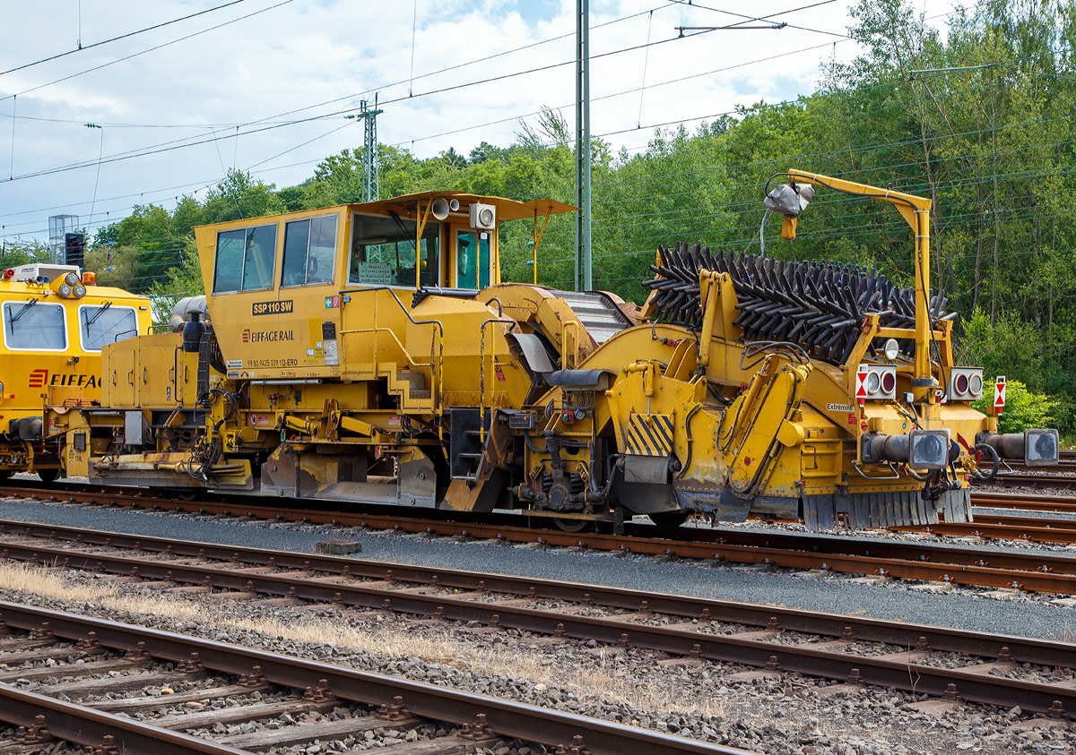 
Die Deutschen Plasser  Schnell-Schotterplaniermaschine SSP 110 SW,  Schweres Nebenfahrzeug Nr. 99 80 9425 039-1 D-ERD der Eiffage Rail (NL der Eiffage Infra-Bau SE), ex  97 16 40 546 17-4 der Heitkamp GmbH Herne (später Eiffage Rail), ist am 15.06.2019 in Betzdorf (Sieg) abgestellt.

Der Schotterpflug wurde 1995 von der Deutschen Plasser unter der Fabriknummer 591 gebaut.
