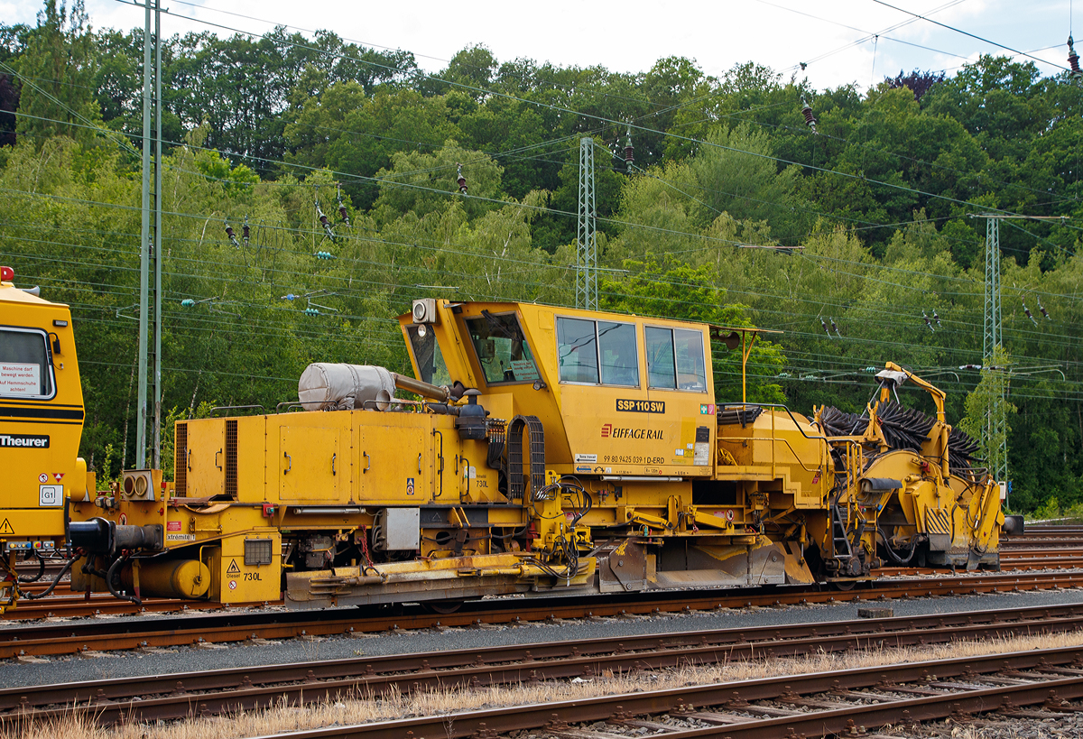 
Die Deutschen Plasser Schnell-Schotterplaniermaschine SSP 110 SW,  Schweres Nebenfahrzeug Nr. 99 80 9425 039-1 D-ERD der Eiffage Rail (NL der Eiffage Infra-Bau SE), ex  97 16 40 546 17-4 der Heitkamp GmbH Herne (später Eiffage Rail), ist am 15.06.2019 in Betzdorf (Sieg) abgestellt.

Der Schotterpflug wurde 1995 von der Deutschen Plasser unter der Fabriknummer 591 gebaut.
