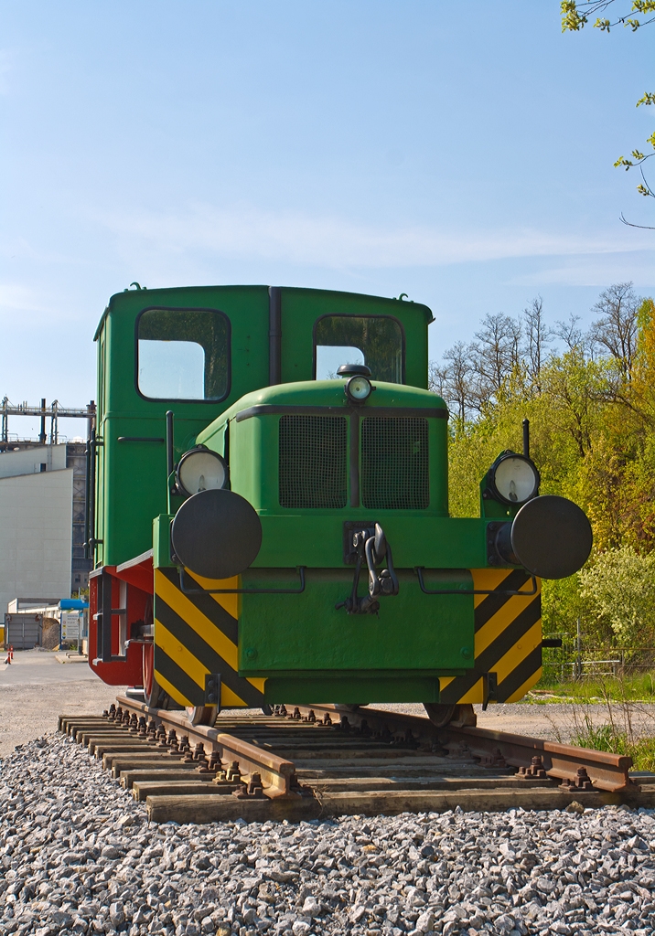 
Die Deutz 57057 vom Typ Deutz KS 55 B, als Denkmallok der Schaefer Kalk GmbH & Co. KG, Werk Steeden (Runkel-Steeden), am 05.05.2013. 

Die 55 PS-Diesel-Rangier-Lokomotive mit luftgekhltem Motor wurde 1959 von Deutz unter der Fabriknummer 57057 gebaut und an die Westdeutsche Kalk- & Portlandzementwerke, Werk Stolberg, geliefert, in den 1990er Jahren kam sie RWK (Rheinisch-Westflische Kalkwerke AG), Werk Steeden, heute Schaefer Kalk GmbH & Co. KG.  

Sonstige Daten siehe:http://hellertal.startbilder.de/bild/Deutschland~Dieselloks~_Deutz+div.+Typen/336162/die-deutz-57057-vom-typ-deutz.html