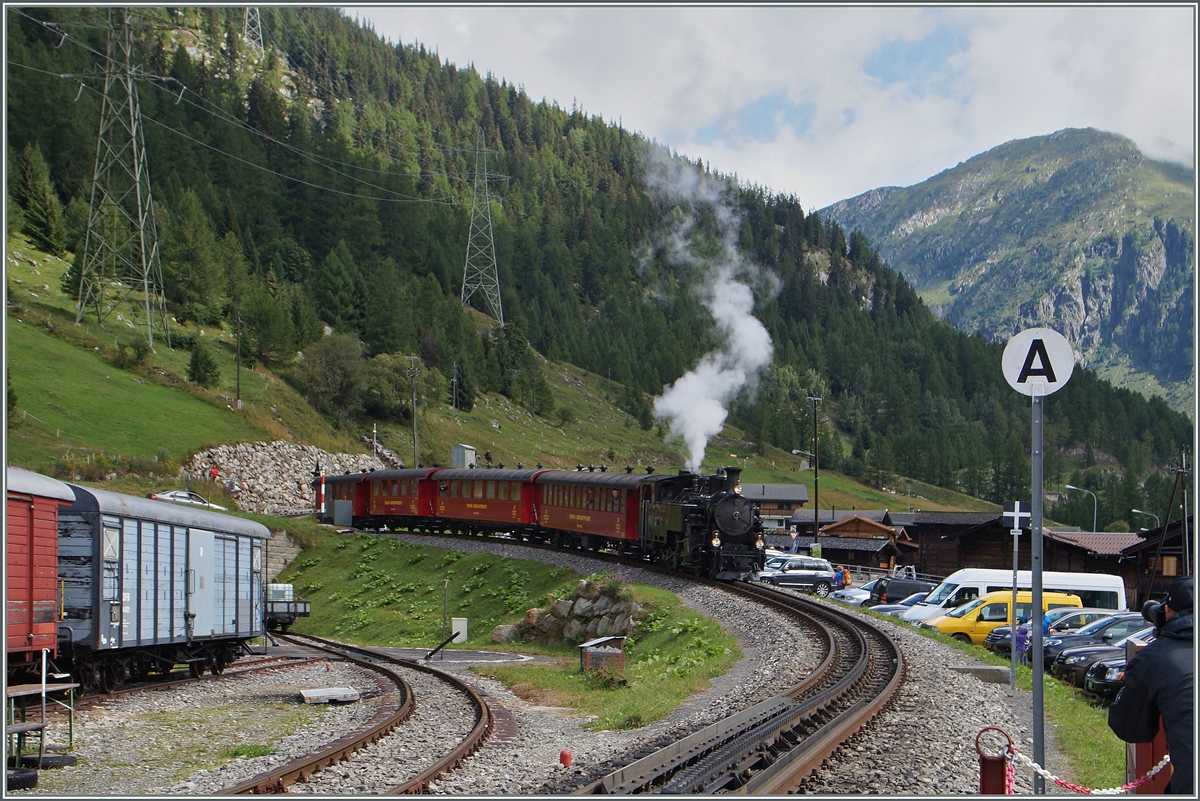 Die DFB H 3/4 N 9 erreicht mit einem Jubilumszug 100 Jahre Brig  - Gletsch den Bahnhof Oberwald. 
16. Aug. 2014