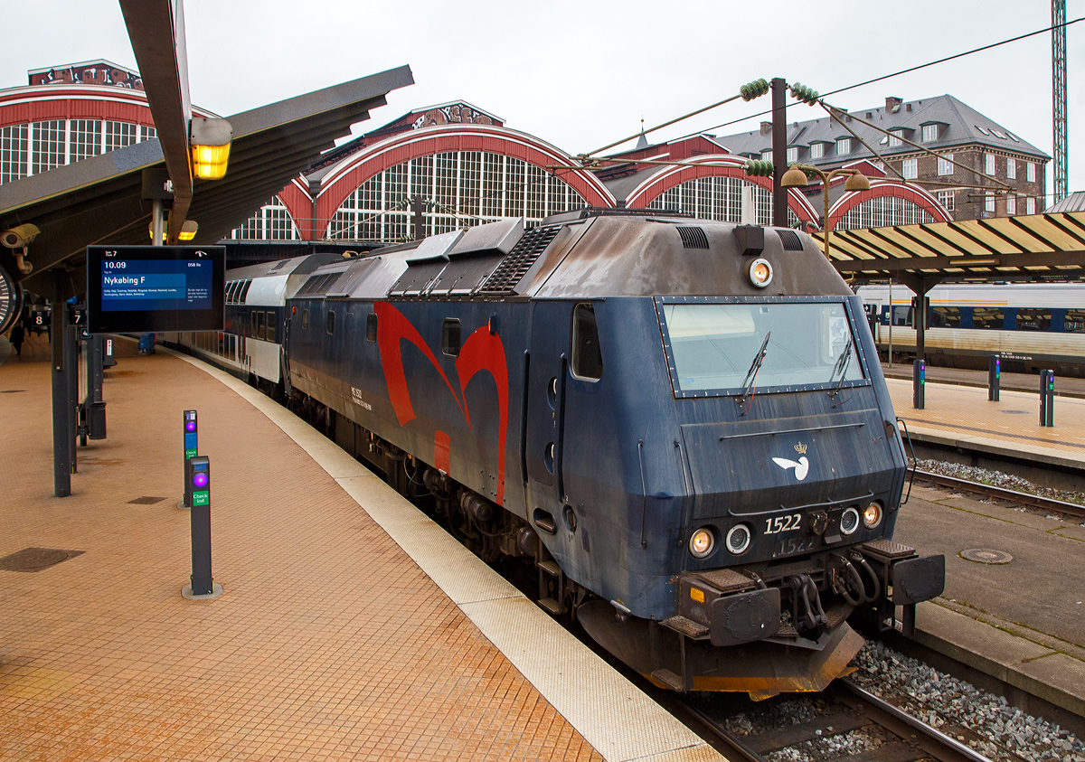 
Die DSB ME 1522 (92 86 0001 522-8 DK-DSB) steht am 20.03.2019, mit einem Doppelstock-Regionalzug nach Nykøbing Falster, im Hauptbahnhof Kopenhagen (Københavns Hovedbanegård) zur Abfahrt bereit.

Die Lok wurde 1983 von Thyssen-Henschel in Kassel unter der Fabriknummer 32635 gebaut, der Lokkasten ist von Scandia A/S in Randers (Fabriknummer 29700) und die elektrische Ausrüstung von BBC (Brown, Boveri & Cie.).