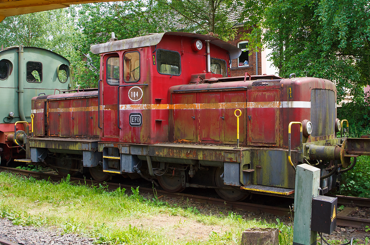 
Die EFO 104, ex Industrielok Bayer 104 (der Bayer AG, Leverkusen), eine Jung-Doppellok (Umbau aus meterspurigen Werksloks 5+6), am 07.06.2014 im Eisenbahnmuseum Dieringhausen. 

Die Lok Nr. 104 entstand 1965 zusammen mit ihren Schwestern, Nr. 106 und 107, aus 6 meterspurigen 2-achsigen Diesellokomotiven der Firma Jung vom Typ LC 12 B nach der Stillegung des meterspurigen Werksbahnnetzes im Bayer-Werk Anfang der 1960er Jahre. Mit großem technischen und wahrscheinlich auch finanziellen Aufwand wurden die beiden meterspurigen Diesellokomotiven mit den Jung Fabriknummern 13028 und 13029  (Baujahr 1955) bei der Lokomotivfabrik Jung in Jungenthal zur regelspurigen Doppel-Diesellok Nr. 104 der Eisenbahn Köln-Mühlheim - Leverkusen der Farbenfabrik Bayer AG umgebaut.

Technische Daten von der Lok:
Spurweite: 1.435 mm
Achsfolge: B´B´
Motor: Deutz A 6 M 517
Leistung: 2 X 122 PS
Breite: 2.950 mm
Höhe: 3.660 mm
Länge über Puffer: 9.890 mm
Kleinster befahrb. Gleisbogen: R 40 m
Dienstgewicht: 39,4 t
Kraftübertragung: Gelenkwellen
Bremse:Westinghouse-Druckluftbremse,
1Kammerbremse auf alle 4 Radsätze, Trommelbremse mit je 2 Backen