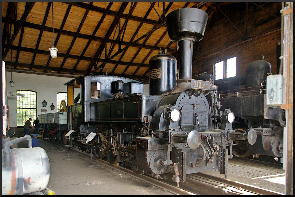 Die ehemalige kkStB 97.20, bei der ČSD als 310.006 bezeichnet, stand im Lokschuppen des Eisenbahnmuseums Jaroměř. Gebaut wurde die Dampflok bei der Wiener Neustadt Gesellschaft im Jahr 1879.

Jaroměř, 21.05.2022
