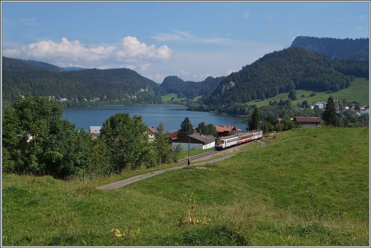 Die ehemaligen MThB Fahrzeuge passen wunderbar in die Juralandschaft des Vallée de Joux. 
5. Sept. 2014