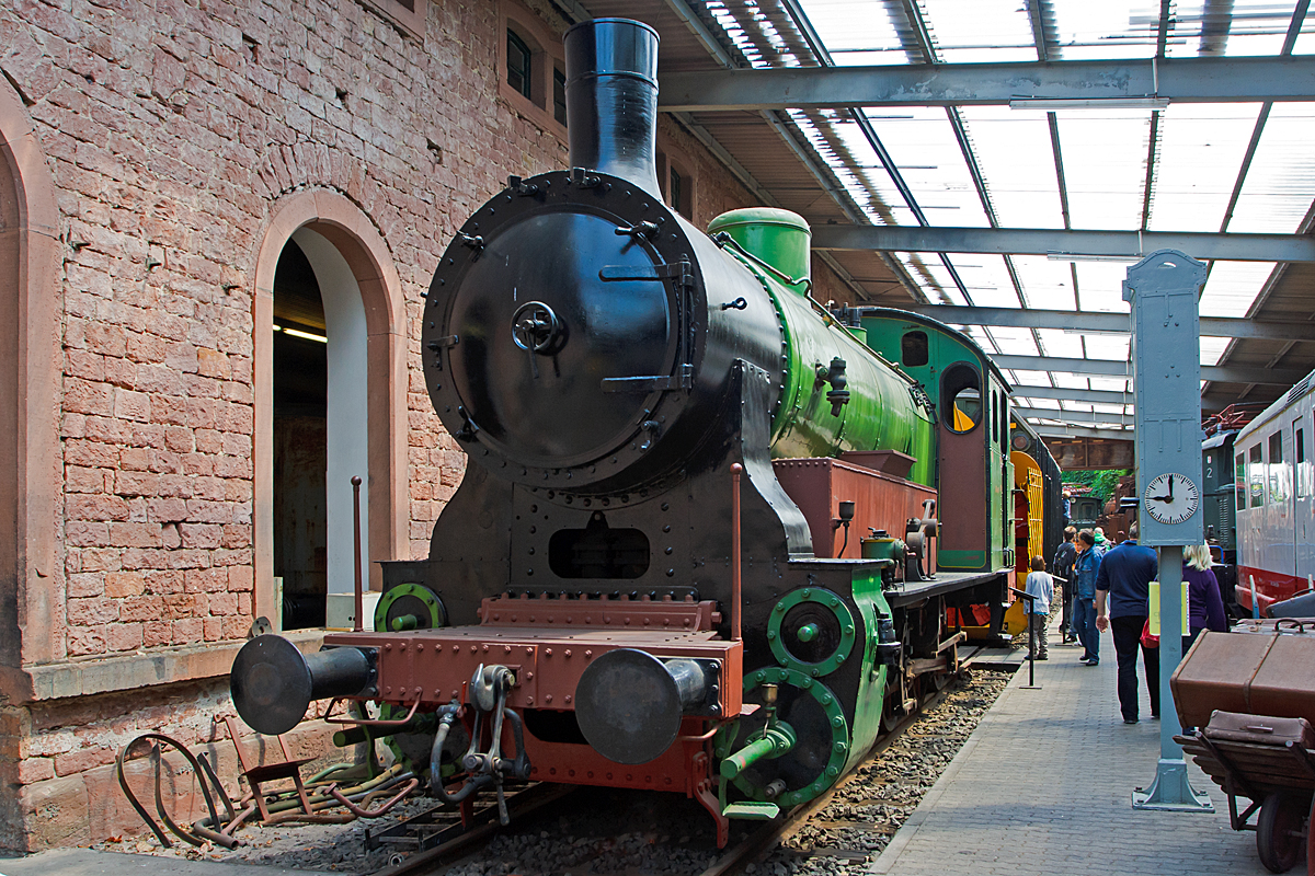 Die einzig erhaltene Tenderlokomotive Pfälzische T 5, ex Pfalzbahn T5 Nr. 307, ex DR 94 002, ex EBV Nr. 3  Carl Alexander , am 31.05.2014 im DGEG Eisenbahnmuseum Neustadt/Weinstraße (Pfalzbahn - Museum).

Die Pfälzische T 5 wurde 1907 bei Krauss & Comp. in München-Allach unter der Fabriknummer 5779 gebaut und an die Pfalzbahn als Nr. 307 geliefert, die Lokomotive wurde 1925 von der Deutschen Reichsbahn als 94 002 eingeordnet. Da ihre Leistungsdaten schlechter waren als die der Anderen fünffach gekuppelten Länderbahnlokomotiven wurden sie bereits 1926 ausgemustert und verkaufte sie 1927 an den Eschweiler Bergwerks-Verein (EBV), der sie auf der Steinkohlenzeche Carl Alexander in Baesweiler bis 1976, als EBV Nr. 3   Carl Alexander , einsetzte. Die DGEG erwarb die Lok und richtete sie wieder her, die Farbgebung entspricht der Zeit vor 1920.

Diese Lok blieb als einzige, von den vier gebauten, Pfälzischen T 5 erhalten.

Die Maschinen wurden speziell für den Einsatz vor schweren Kohlezügen auf der Steilrampe zwischen Pirmasens und Biebermühle von der Pfalzbahn beschafft. Es handelte sich dabei um den letzten Tenderlokomotiventyp welcher eigenständig von den Pfälzischen Eisenbahnen entwickelt wurde. Sie erreichten in der Ebene eine Geschwindigkeit von 40 km/h mit 1.510 t Wagenzugmasse. Auf einer Steigung von zwei Promille konnten sie noch 200 t mit 30 km/h befördern. Damit waren sie leistungsschwächer als die zeitgenössischen laufradsatzlosen Fünfkuppler der Bahnen Preußens, Sachsens oder Württembergs.


Die Lokomotiven verfügten über einen genieteten Blechrahmen, der Wasserkasten war zwischen dem Kessel und dem Rahmen angeordnet.

Der zweite und vierte Kuppelradsatz waren fest im Rahmen gelagert, die übrigen Radsätze führte man seitlich verschiebbar nach dem Gölsdorf-Prinzip aus.

Das Zweizylinder-Nassdampftriebwerk mit einfacher Dampfdehnung trieb den vierten Kuppelradsatz an. 

Als Bremse kam gemäß pfälzischen Vorgaben eine Druckluftbremse der Bauart Schleiffer zum Einsatz welche beidseitig auf die zweite und dritte Kuppelachse wirkte. Zusätzlich gab es noch eine Extersche Handbremse.


TECHNISCHE DATEN:
Bauart:  E n2t
Gattung:  Gt 55.14 (5 von 5 Achsen angetrieben / 14 t Achslast)
Spurweite:  1.435 mm (Normalspur)
Länge über Puffer:  12.020 mm
Dienstgewicht:  72,0 t
Radsatzfahrmasse:  14,4 t
Höchstgeschwindigkeit:  40 km/h
Treibraddurchmesser:  1.180 mm
Zylinderanzahl:  2
Zylinderdurchmesser:  560 mm
Kolbenhub:  560 mm
Kesselüberdruck:  13 bar
Wasservorrat:  6 m³
Kohle:  2,5 t