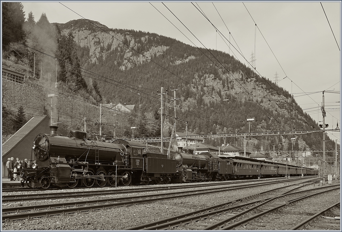 Die  Elefanten  C 56/6 2978 und 2969 mit ihrem Dampfextraug Erstfeld - Bellinzona in Göschenen. 
21. Okt. 2017