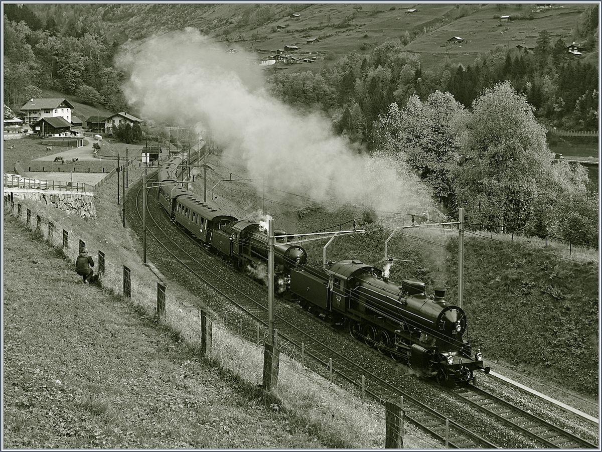 Die Elefanten kommen! Die C 5/6 2978 und 2969 führen gemeinsam einen langen Extrazug über die Gotthard Panorama Strecke.
Intschi, den 21. Okt. 2017