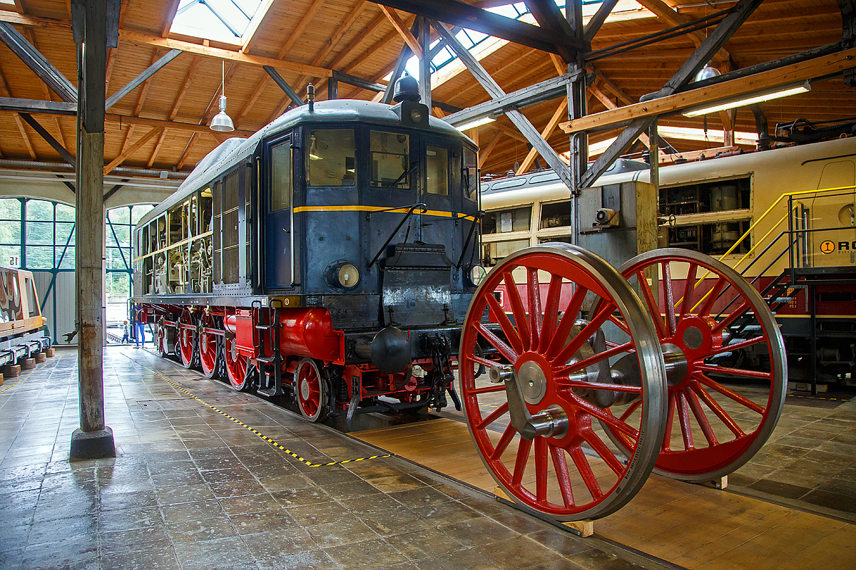 Die ex DB/DR V 140 00, ex  DR V 16 101, am 11.09.2022 in der Lokwelt Freilassing. Die Lok ist eine Leihgabe vom Deutschen Museum an die Lokwelt Freilassing.

Davor eine Treibachse (Rad-Ø 2.000 mm) einer Schnellzug-Dampflokomotive S3/6 (Baujahr 1912) der BR 18.4 der Serien d oder e.
