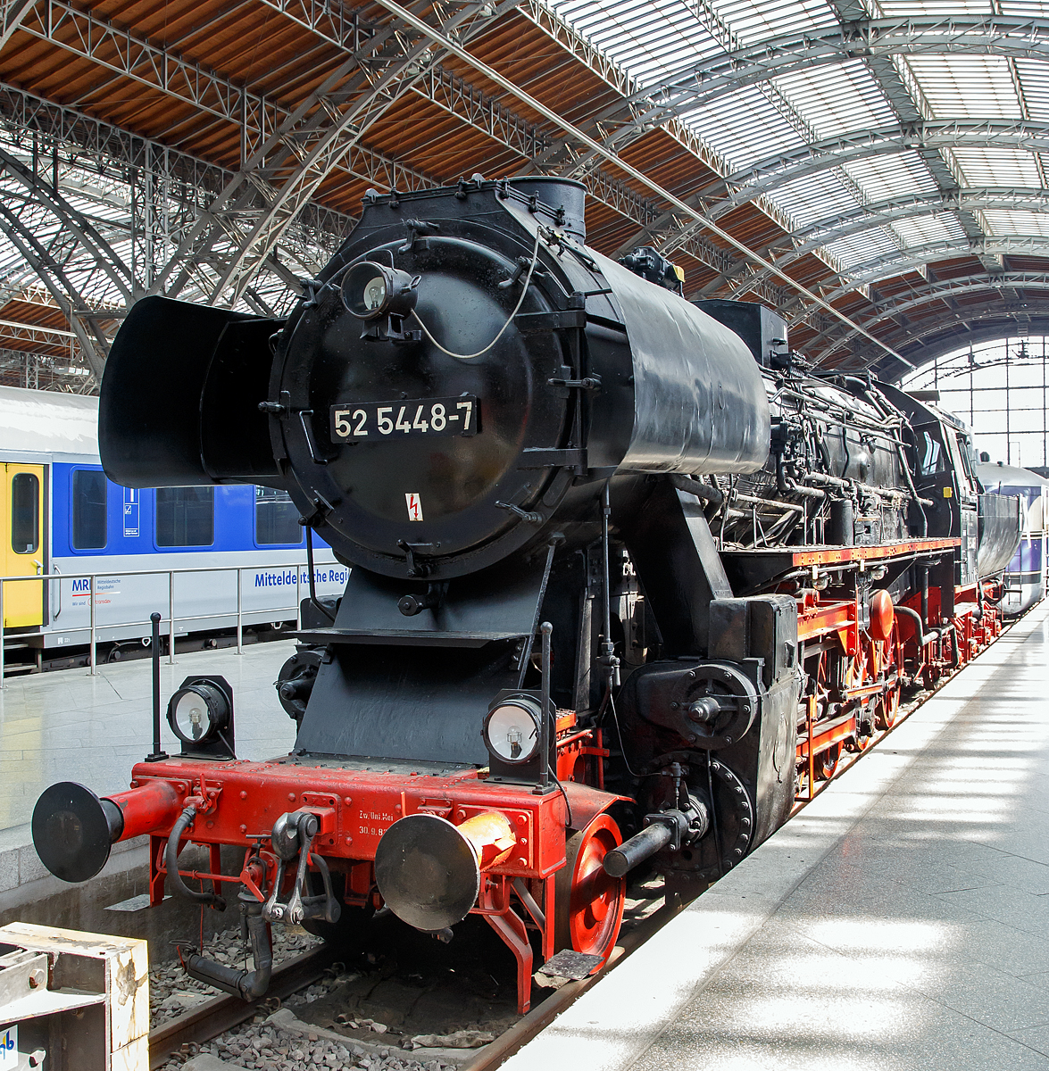 
Die ex DR 52 5448-7 (seit 1992 im eigentum der EMBB - Eisenbahnmuseum Bayrischer Bahnhof e.V.) ausgestellt im Leipziger Hauptbahnhof auf dem Museumsgleis bzw. Traditionsgleis den Gleis 24, hier am 21.05.2016. 

Die 52 5448 mit einen Barrenrahmen wurde 1943 von Schichau-Werke in Elbing unter der Fabriknummer 3726 gebaut, sie war die letzte BR 52 mit Altbaukessel im Planbetrieb der DR. Seit 1959 hat sie einen Mischvorwrmer und Achslagerstellkeile.