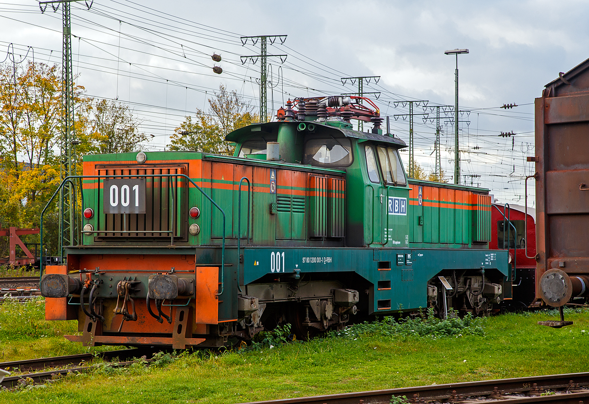 Die ex RBH 001 (97 80 1200 001-1 D-RBH) ehemalig der RBH Logistics GmbH (ex RAG Bahn und Hafen GmbH), ex RAG E 001, am 30.10.2017 im DB Museum Koblenz-Lützel.

Die E 1200 wurde 1976 von Henschel in Kassel unter der Fabriknummer 32090, für die RAG (Ruhrkohle AG), Zechenbahn- und Hafenbetriebe, gebaut, elektrischer Teil (Drehstrom-Leistungsübertragung) ist von BBC.