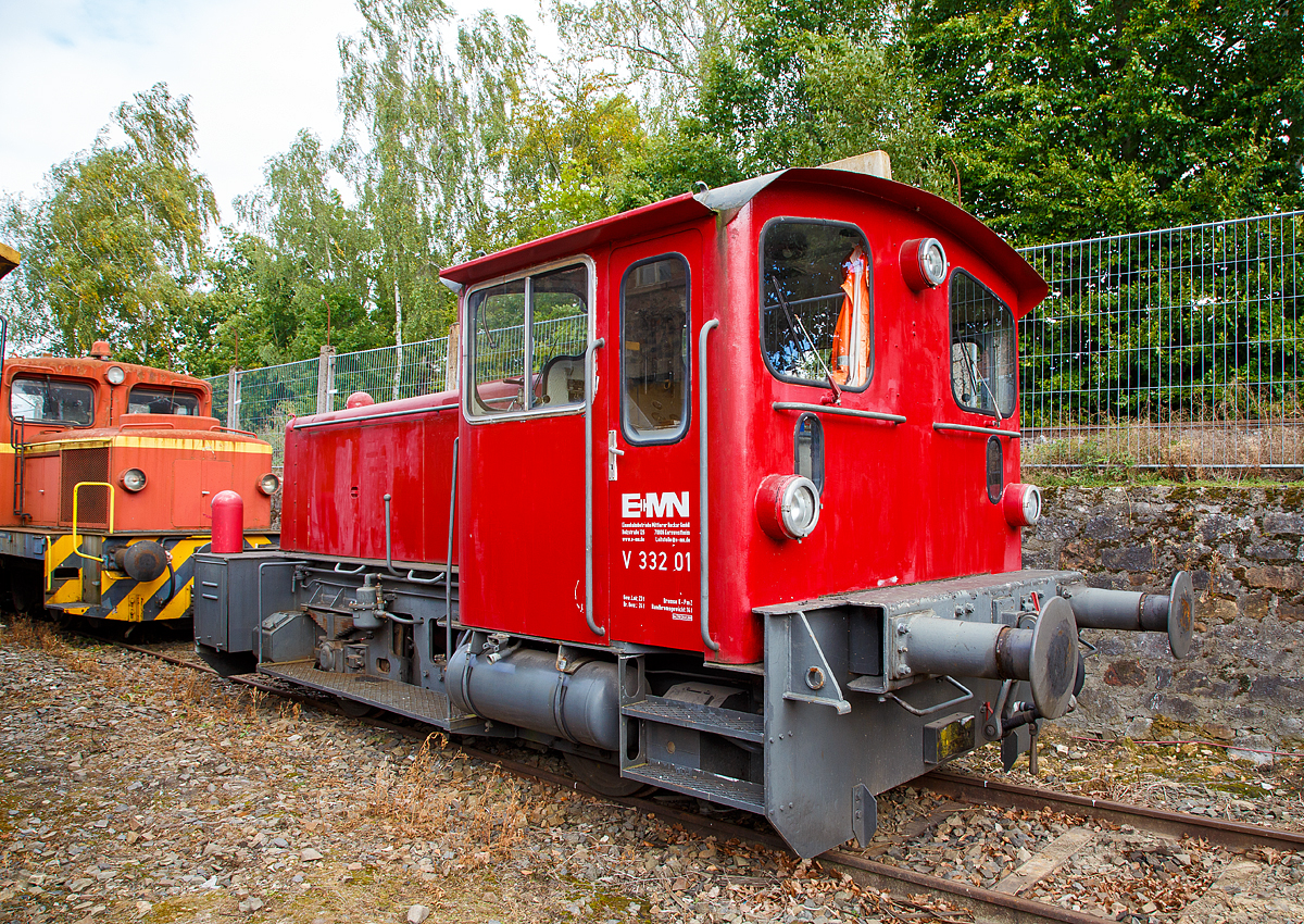 
Die ex V 332 01 (98 80 3332 189-0 D-EMN) der EMN Eisenbahnbetriebe Mittlerer Neckar GmbH (heute Transfer Kornwestheim GmbH), ex MWB V 242, ex DB 332 189-0 bzw. DB Köf 11 189, am 02.10.2016 beim Tag der offenen Tür der BLE Butzbach-Licher Eisenbahnfreunde e. V. in Butzbach.

Die Köf III (Köf 11) wurde 1964 bei Arnold Jung Lokomotivfabrik GmbH, Jungenthal bei Kirchen an der Sieg unter der Fabriknummer 13802 gebaut und als Köf 11 189 an die DB - Deutsche Bundesbahn geliefert. Mit der Einführung des EDV-Nummernschemas wurde sie 1968 in  DB 332 189-0 ungezeichnet, als diese fuhr sie bis zur Ausmusterung bei der DB 1996. Im Jahr 1999 ging sie an die MWB - Mittelweserbahn GmbH in Bruchhausen-Vilsen  und wurde dort als V 242  bezeichnet, im gleichen Jahr ging sie aber noch zur EMN Eisenbahnbetriebe Mittlerer Neckar GmbH in Kornwestheim wo sie als V 332 01 (ab 2007 mit NVR-Nummer 98 80 3332 189-0 D-EMN) bis 2012 fuhr.

Die Firma Gmeinder entwickelte und lieferte 1959 und 1960 acht Prototypen diese erhielten die vorläufigen Bezeichnungen Köf 10 (Höchstgeschwindigkeit 30 km/h) und Köf 11 (Höchstgeschwindigkeit 45 km/h). Köf steht für Kleinlok mit Öl-(Diesel-)Motor und Flüssigkeitsgetriebe - vor dem Krieg gab es in den Leistungsgruppen I und II. Die Prototypen der Leistungsgruppe III unterschieden sich zu Vergleichszwecken in ihren Motoren und Getrieben und wurden von der Bundesbahn ausgiebig getestet.
Für die Serienloks mit der Bezeichnung Köf 11 entschied man sich für den Dieselmotor RHS 518A der Motorenwerke Mannheim mit einer Nennleistung von 177 kW (240 PS) und das hydraulische Wendegetriebe L213U von Voith. Hinter dem Wendegetriebe erfolgte die Kraftübertragung auf die Räder mit Hilfe von Rollenketten. Insgesamt 317 Loks dieser Ausführung erhielten bei der Umstellung auf ein computergerechtes Nummernsystem 1968 die Baureihenbezeichnung 332, die drei langsameren Prototypen der Baureihe Köf 10 erhielten die Baureihenbezeichnung 331. 

Noch während der laufenden Produktion der Köf 11 entwickelte Gmeinder die Kleinloks der Lg III weiter. Wesentliches Unterscheidungsmerkmal der 1965 vorgestellten Köf 12 001 war der erstmals bei einer Kleinlok verwendete Gelenkwellenantrieb (anstelle der Rollenkette), der verschiedene Vorteile bei der Kraftübertragung bot – äußerlich blieb die Konstruktion unverändert. Die Köf 12  wurde 1968 zur Baureihe 333.

Technische Daten:
Achsformel : B 
Spurweite: 1435 mm
Länge über Puffer: 7.830 mm
Achsabstand: 2.800 mm
Dienstmasse (2/3 Vorräte): 22 t 
Dieselkraftstoff: 300 l
Motor: 8-Zylinder-MWM-Dieselmotor RHS 518 A
Leistung:  177 kW (240 PS)
Getriebe: Voith  L213U
Kraftübertragung: Rollenketten (Vom Getriebe auf die Räder)
Höchstgeschwindigkeit: 45 km/h 
Anfahrzugkraft: 83,4 kN