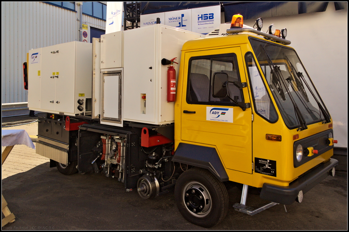 Die Fa. Möser Maschinenbau GmbH zeigte auf der InnoTrans 2018 in Berlin ein Schienenfräs-Zweiwegefahrzeug für die Aserbaidschanische Bahn. Mit den 6 Schleifspindeln erreicht es eine Arbeitsgeschwindigkeit von max 20 m/min.
