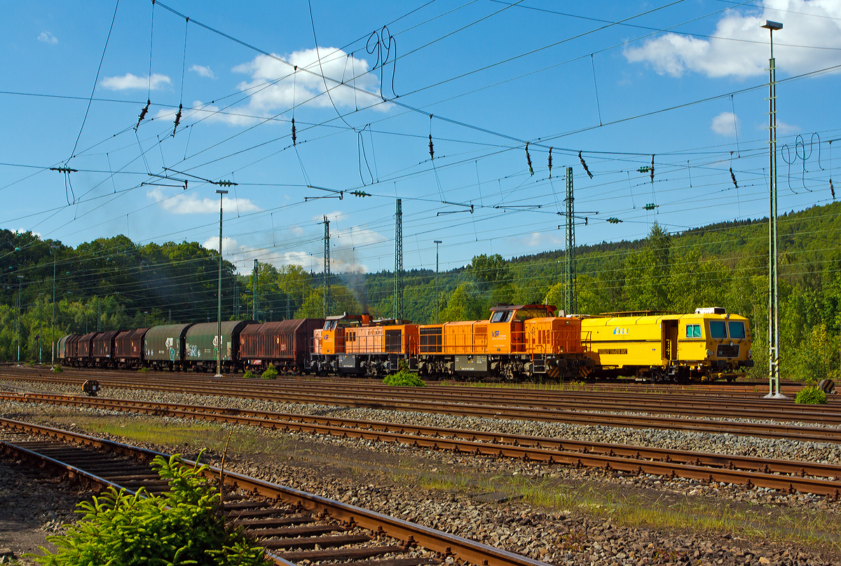 Die Fahrt des 2000 t-Coilzuges nach Herdorf beginnt...

Zwei Lok der KSW (Kreisbahn Siegen-Wittgenstein) Im Doppelpack, ziehen vorne Lok 46 die  MaK G 1700 BB-2 (92 80 1277 807-4 D-KSW) und dahinter Lok 42 die Vossloh MaK G 1700 BB (92 80 1277 902-3 D-KSW) der KSW (Kreisbahn Siegen-Wittgenstein) einen 2000 t schweren Coil-Güterzug am 16.05.2014 von Betzdorf/Sieg in Richtung Herdorf. 

Hier sieht man sehr gut die äußerlichen Unterschiede zwischen der MaK G 1700 BB (modifizierte MaK G 1206) und des Nachfolgers der MaK G 1700 BB-2 (komplett neu entwickelt). 
Innerlich gibt es auch einige Unterschiede u.a. die Motoren und Getriebe: die G 1700 BB hat MTU-Motor 12V4000R20 und ein Voith Getriebe L 5r4 zU2, dagegen hat die G 1700 BB-2 einen Caterpillar Motor 3512B-HD und ein Voith Getriebe L 620 reU2.