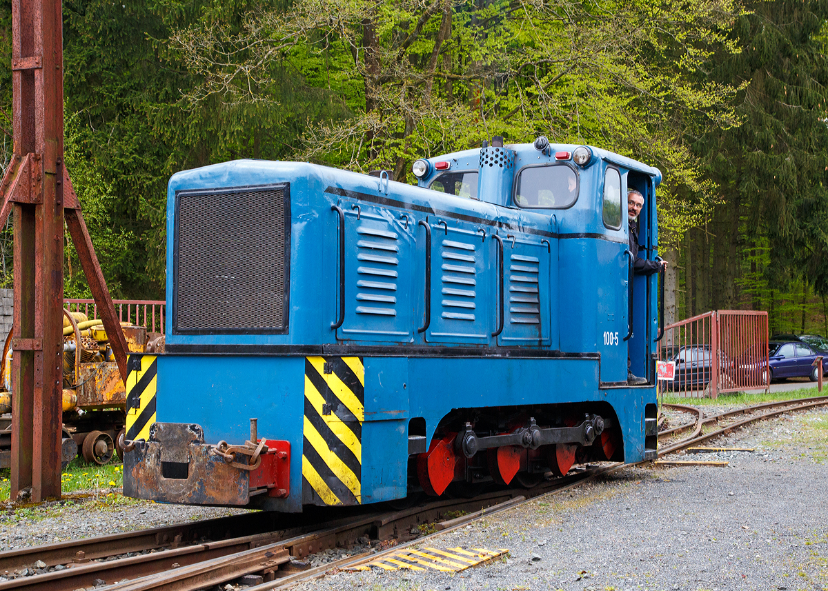 
Die FGF Lok 26 eine LKM  V 10 C am 01.05.2015  bei der  Saisoneröffnung im Feld- und Grubenbahnmuseum Fortuna in Solms-Oberbiel, hier rangiert sie gerade auf dem Museumsareal.

1991 konnte das FGF von der  Zehdenicker Sand- und Tonwerke GmbH  eine - bezogen auf die 600 mm-Spur - schwere Diesellokomotive vom Typ V 10 C erwerben. Die Lok wurde 1963 beim  VEB Lokomotivbau Karl Marx Babelsberg  (LKM)  unter der Fabriknummer 250316 gebaut und an den  VEB Spezialbaukombinat Wasserbau Eberswalde, Betriebsteil Ingenieurwasserbau Weimar, wo sie als Lok 7/330-100-1 eingesetzt wurde. Zum Einsatz kam sie auf den Baustellen dieses Unternehmens. 1969 wurde sie an den  VEB Ziegel- und Tonwerke Zehdenick  in der Mark Brandenburg verkauft und dort von 600 auf 630 mm umgespurt. Die Region Zehdenick war damals größter Ziegelproduzent in Europa und betrieb Schmalspurbahnen in den Spurweiten 500, 630 und 750 Millimeter.

Der Loktyp V 10 C gehörte zum zweiten Diesellok-Typenprogramm der DDR und wurde noch bis 1975 hergestellt. Die Vorgängerbaureihe war die Ns 4 c.  Der Loktyp wurde in verschiedenen Spurweiten angeboten, in den Spurweite 600 bis 762 mm mit Außenrahmen oder in den Spurweiten 900 bis 1.067 mit Innenrahmen. Für den Export wurde auch eine Tropenausführung mit wassergekühltem Motor und seitlich offenen Führerhauses angeboten.

Diese Lok hat die Regelausführung, einen luftgekühlten 6-Zylinder-Reihen-Dieselmotor 6 KVD 14,5 SRL vom VEB Dieselmotorenwerk Schönebeck.  Mit einer Leistung von 102 PS (75 kW) eignete sich die V 10C für Feld- und Werksbahnen mit hohen Transportleistungen. In Abmessungen und Bauform hat die Lok eine gewisse Ähnlichkeit mit der Ende der 30er Jahre für die Wehrmacht entworfenen Heeresfeldbahnlokomotive HF 130 C. Technisch stellt sie wegen ihrer Getriebebauart eher einen Rückschritt dar. Die Kraftübertragung erfolgt über ein mechanisches Vierganggetriebe auf eine unter dem Führerhaus liegende Blindwelle und von dort über Kuppelstangen auf die 3 Achsen.
Da diese Lokomotive die Spurweite von 630 mm hatte, wurden die Achsen im Reichsbahn-Ausbesserungswerk Meiningen umgespurt. 

Technische Daten:
Hersteller: 	LKM, Fabriknummer 250316
Spurweite: 600 mm
Achsformel:  C
Leistung: 102 PS (75 kW)
Dienstgewicht: 16,0 t
Länge über Puffer: 5.340 mm
Höhe: 2.660 mm
Breite: 1.840 mm
Achsstand: 2 x 900
Treibraddurchmesser: 	700 mm
Zugkraft: 4.900 kg

Geschwindigkeit: 24 km/h
Kleinster bef. Halbmesser:  R 20 m
Leistungsübertragung: mechanisch
Tankinhalt: 160 l
Zustand: betriebsfähig
