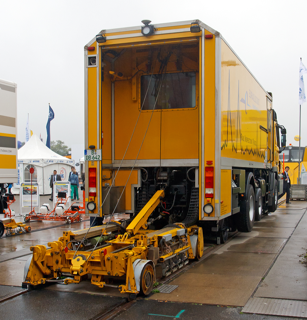 Die Firma EURAILSCOUT Inspektion & Analysis B.V. (Berlin) zeigte auf der InnoTrans 2014 in Berlin (hier am 26.09.2014) ihren RIT 11 Rail Inspection Truck, ein Zweiwege-Mercedes-Benz Actros 20.36 mit US-Schienenprfwagen, Schweres Nebenfahrzeug Nr. D-EUSCT 99 80 9906 001-3, ex 97 59 03 523 60-6 GTS Gesellschaft fr Gleistechnik Sd mbH.

Hier die Heckansicht mit abgesenktem US-Schienenprfwagen (Ultraschallsystem von Scanmaster).
