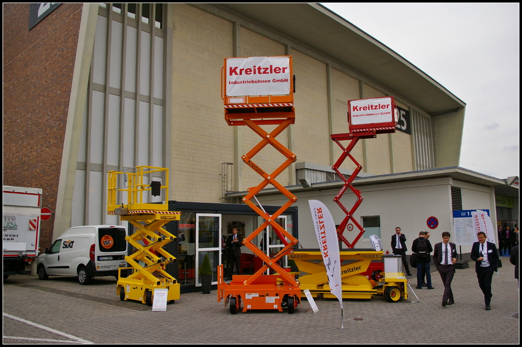Die Firma Kreitzler Industriebühnen GmbH aus Witten war ebenfalls auf der InnoTrans 2014 in Berlin vertreten. Produkte der Firma kommen u.a. auch in Betriebswerkstätten für Arbeiten an Lokomotiven oder Waggons zum Einsatz.

Webseite Hersteller (deutsch): http://www.kreitzler.de/
