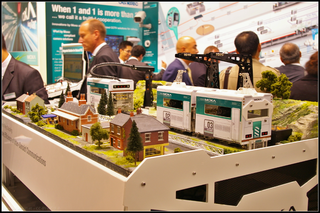 Die Firma MOXA bietet Netzwerktechnik f�r die Industrie an. Der Fokus liegt dabei auf Fabrikautomation, die intelligente Vernetzung von Schienenfahrzeugen, intelligente Stromnetze und Transportsysteme, die �l- und Gasindustrie, die Marinetechnik und der Bergbau. Wie Vernetzung hohe Verf�gbarkeit erreichen kann, wurde an einem Modellaufbau w�hrend der InnoTrans 2014 in Berlin gezeigt.
<br /><br />
Webseite Unternehmen (deutsch): http://de.moxa.com/

