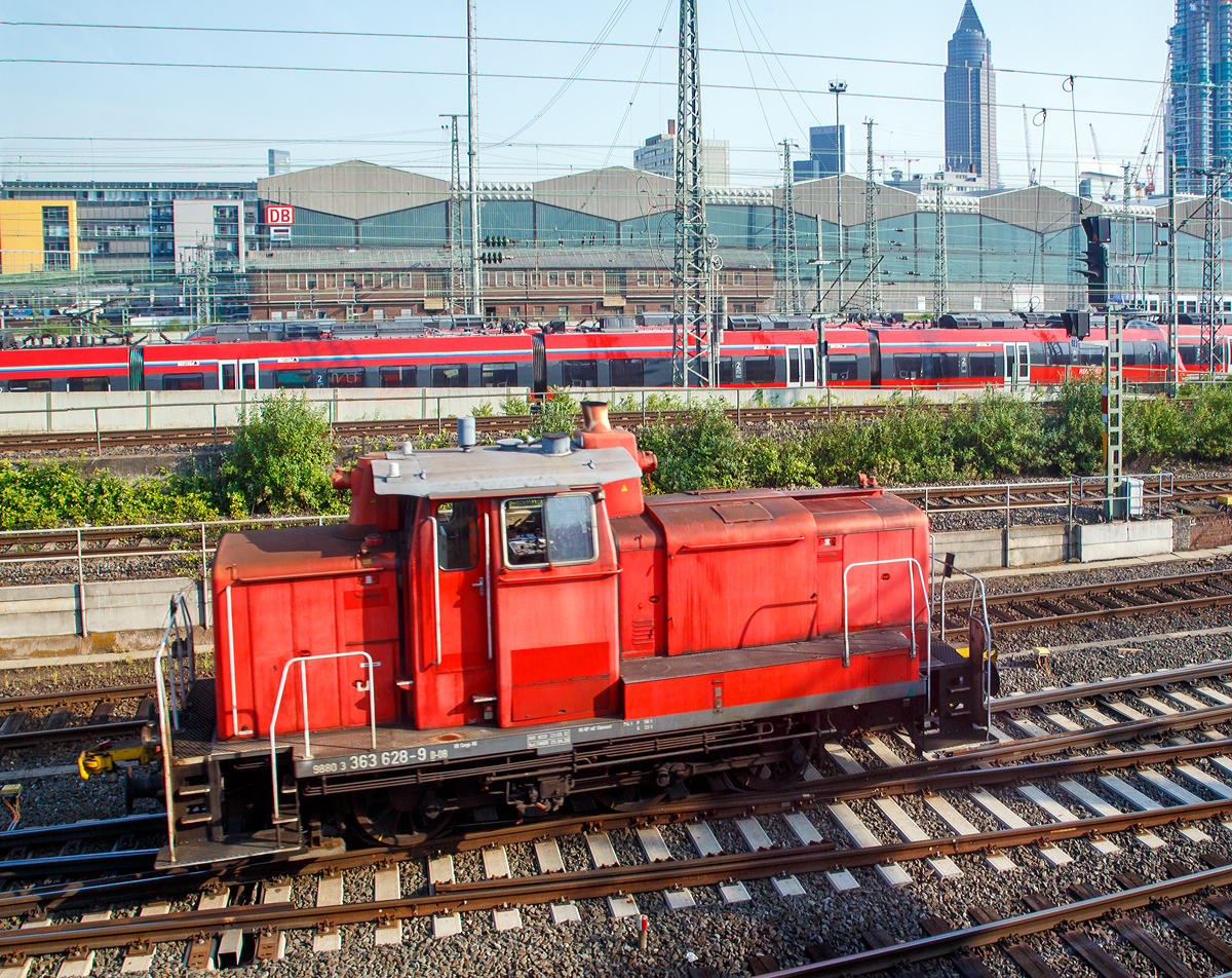 Die Frankfurter 363 628-9 (98 80 3363 628-9 D-DB) der DB Cargo AG rangiert am 04.06.2019 im beim Hbf Frankfurt am Main. Aufnahme aus dem Zug heraus.

Die V60 der schweren Ausführung wurde 1959 von MaK unter der Fabriknummer 600217 als DB V 60 628 gebaut, 1968 erfolgte die Umzeichnung in DB 261 628-2.  Zum 01.10.1987 wurde sie, wie alle V60, zur Kleinlok und somit zur DB 361 628-1. Im Jahr 1987 erfolgte der Umbau bzw. die Ausrüstung mit Funkfernsteuerung und sie wurde dadurch zur DB 365 628-7. Die remotorisierung mit einem neuen CAT 3412E DI-TTA Motor erfolgte 2004 und sie wurde nun zur heutigen 363 628-9.