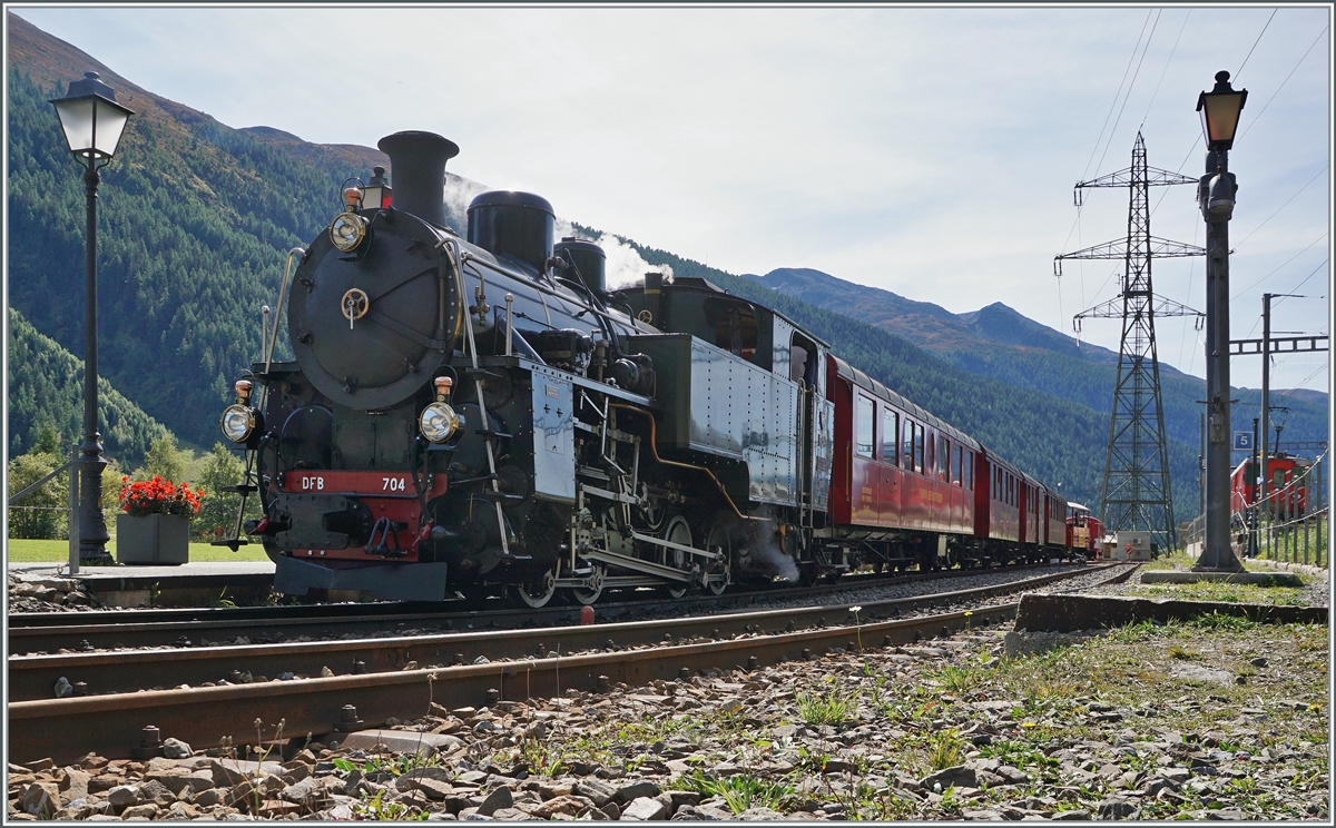 Die von Frankreich für Indochina bei der SLM bestellte, 1923 ausgelieferte und von der DFB (Dampfbahn Furka-Bergstrecke) aus Vietnam in die Schweiz zurückgeholte HG 4/4 704 steht mit ihrem Dampfzug 154 in Oberwald zur Abfahrt nach Realp bereit. 

30. September 2021 