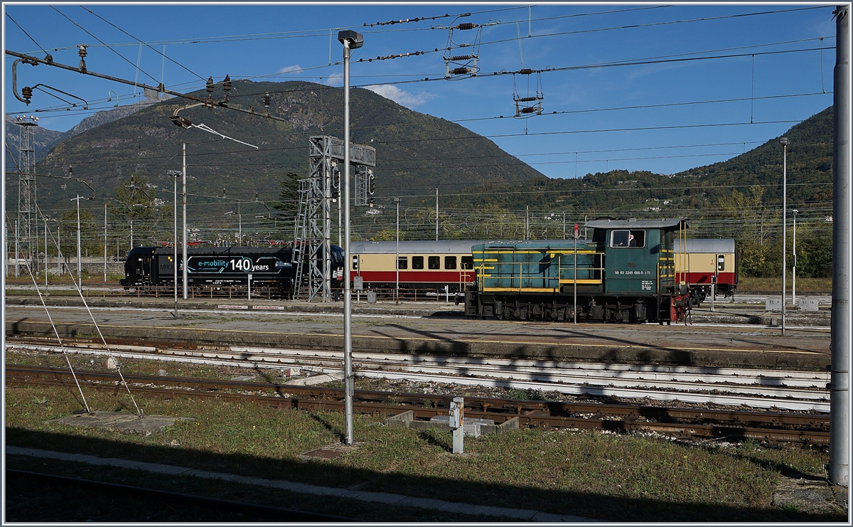 Die FS Diesellok 98 83 2245 655-5 I-TI rangiert in Domodossola vor einem interessanten Hintergrund. 

10. Okt. 2019