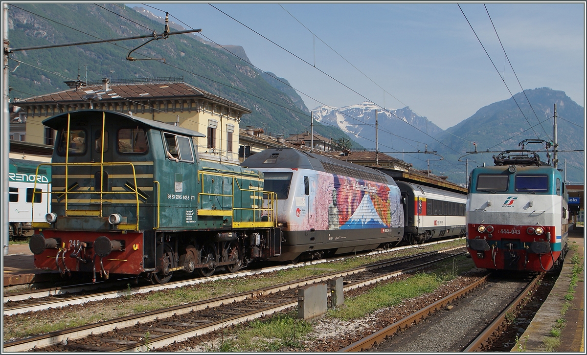 Die FS Diesellok verschiebt die SBB Re 460 in Wechselstromteil von Domodossola. 
Rechts wartet schon die FS 444 043 welche den EC 329 übernehmen wird.
13. Mai 2015