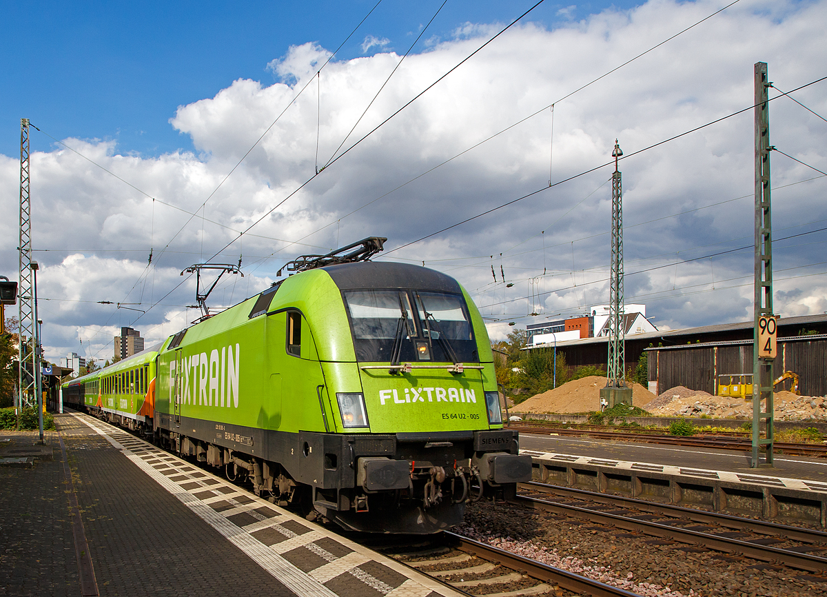 
Die für die FlixTrain GmbH fahrende MRCE Dispolok ES 64 U2-005 bzw. 182 505-8 (91 80 6182 505-8 D-DISPO) fährt mit einem FlixTrain-Leerzug am 15.09.2018 durch Bonn-Beuel in Richtung Linz (Rhein).