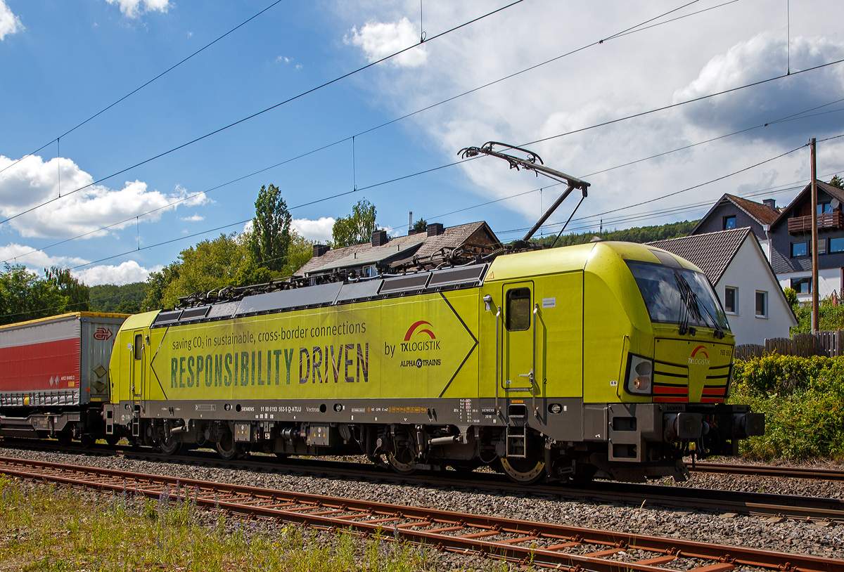 Die für die TX Logistik AG fahrende Siemens Vectron MS 193 553-5 (91 80 6193 553-5 D-ATLU) der Alpha Trains Luxembourg s.à.r.l. fährt am 12.06.2020, mit dem langen KLV-Zug aus Verona Quadrante Europa, via Kornwestheim Ubf, nach Kreuztal, durch Brachbach (Sieg) in Richtung Siegen bzw. Kreuztal.

Die Vectron MS wurde 2016 von Siemens in München unter der Fabriknummer 22190 gebaut und an die Alpha Trains Luxembourg s.à.r.l. geliefert.  Diese Vectron Lokomotive ist als MS – Lokomotive (Multisystem-Variante) mit 6.400 kW konzipiert und zugelassen für Deutschland, Österreich und Italien, sie hat eine Höchstgeschwindigkeit von 160 km/h. So ist es möglich ohne Lokwechsel von Verona, via Brenner nach Kreuztal zu fahren.
