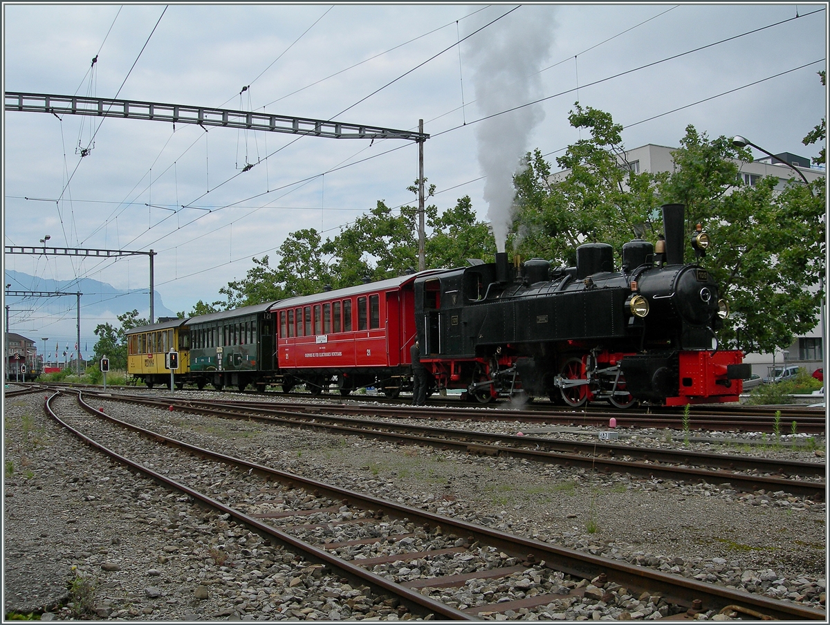 Die G 2x 2/2 105 mit einem bunten CEV/RhB Wagenpark in Vevey.
27. Juli 2014