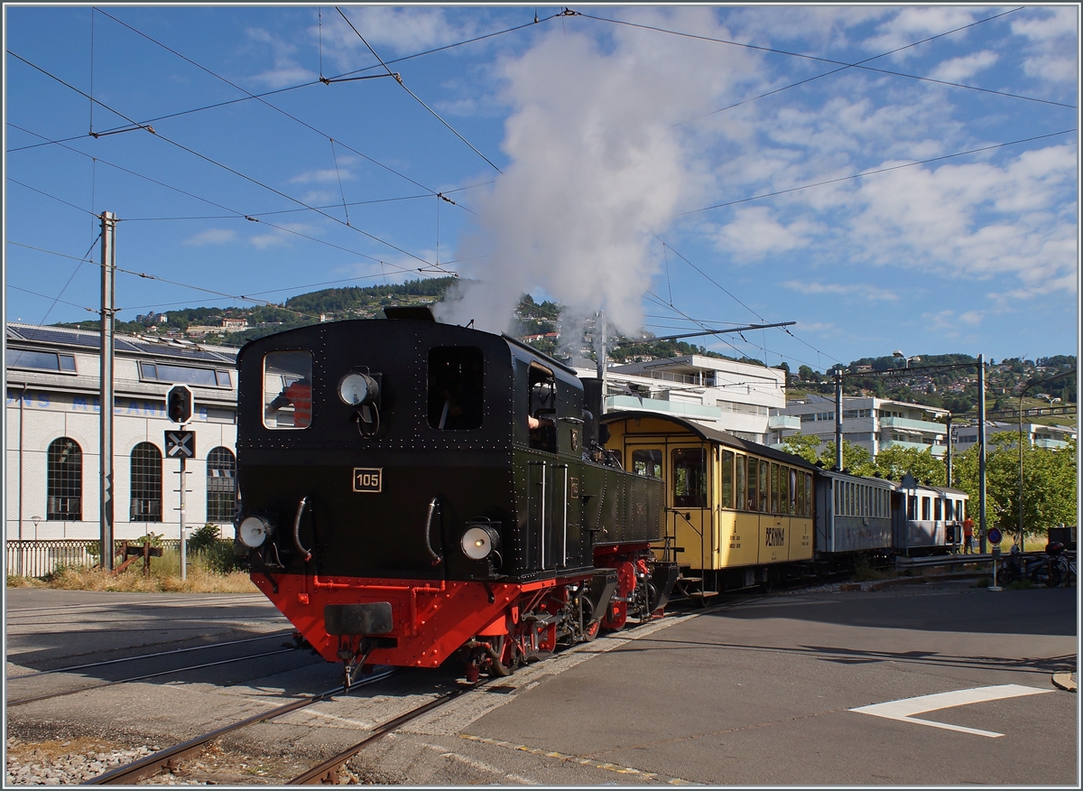 Die G 2x 2/2 105 schiebt die Komposition der Riviera Belle Epoque zurück um sie für die Rückfahrt nach Chaulin zu umfahren. 

29. Mai 2022