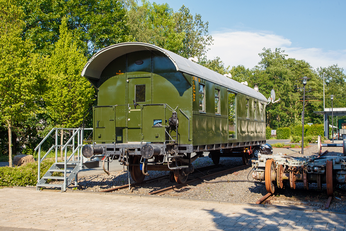 
Die Ganzstahlbauart Donnerbüchse 85 612 Köln der Gattung Ci-30 (Baujahr 1931) als Denkmal und für Veranstaltungen mietbarer Wagen, beim alten Bahnhof Deuz (heute Netphen-Deuz) am 19.06.2019.

TECHNISCHE DATEN (ursprünglich vor Umbauten):
Spurweite: 1.435 mm
Anzahl der Achsen: 2 
Sitzplätze (ursprünglich): 58
Eigengewicht: 20,3 t
Länge über Puffer:  13,92 m
Achsstand: 8,5 m
Bremse: Kkp-Bremse (Kunze-Knorr Personenzugbremse) mit Handbremse
Vmax:  90 km/h
