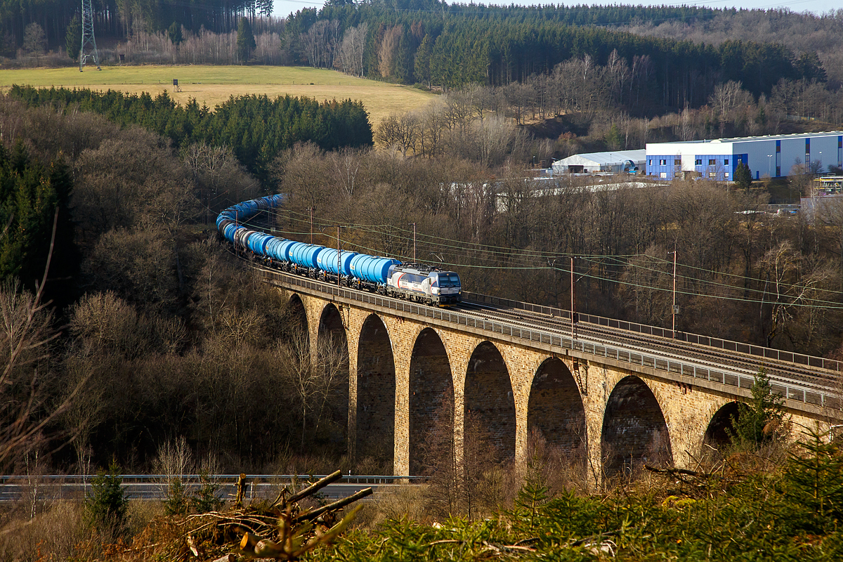 Die gestrige Fotostelle war nicht ideal, ich htte noch hher gehen mssen, war mir aber zu anstrengend. So hatte ich es heute den Zugang aus der entgegensetzte Richtung gesucht und gefunden.....
Die fr die SSK Cargo fahrende Siemens Vectron MS 383 203-7 (91 56 6383 203-7 SK-RAILL) der S Rail Lease s.r.o. (Bratislava, Slowakei) fhrt am 24.02.2021 mit einem Kesselwagenzug den Rudersdorfer Viadukt in Richtung Sden (Dillenburg bzw. Frankfurt am Main).

Die Siemens Vectron MS - 6.4 MW wurde 2018 von Siemens in Mnchen unter der Fabriknummer 22384 gebaut. Sie hat die Zulassungen fr D/A/H/CZ/SK/PL/RO/HR/SI.