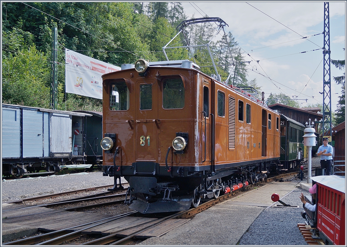 Die grandiose Bernina Lok Ge 4/4 81, die mit ihrer Achsfolge B'2'B und ihrem Gepäckabteil eigentlich anders heissen sollte, zeigt dass es wie bei der Gepäcklok GDe 4/4 der MOB um Prestige ging: die Bernina Bahn (wie ja auch die MOB) wollten eine Lokomotive und keinen Gepäcktriebwagen. Die Ge 6/6 81 wurde von SLM und BBC als Einzelstück gebaut und 1916 in Betrieb genommen. 1929 erfolget der Umbau zur Ge 4/4 81, bei der RhB bekam die Lok 1961 die Nummer 181. 1970 wurde die 45 Tonnen schwere Ge 4/4 181 ausgemustert und von der Blonay Chamby Bahn übernommen. 
19. August 2018