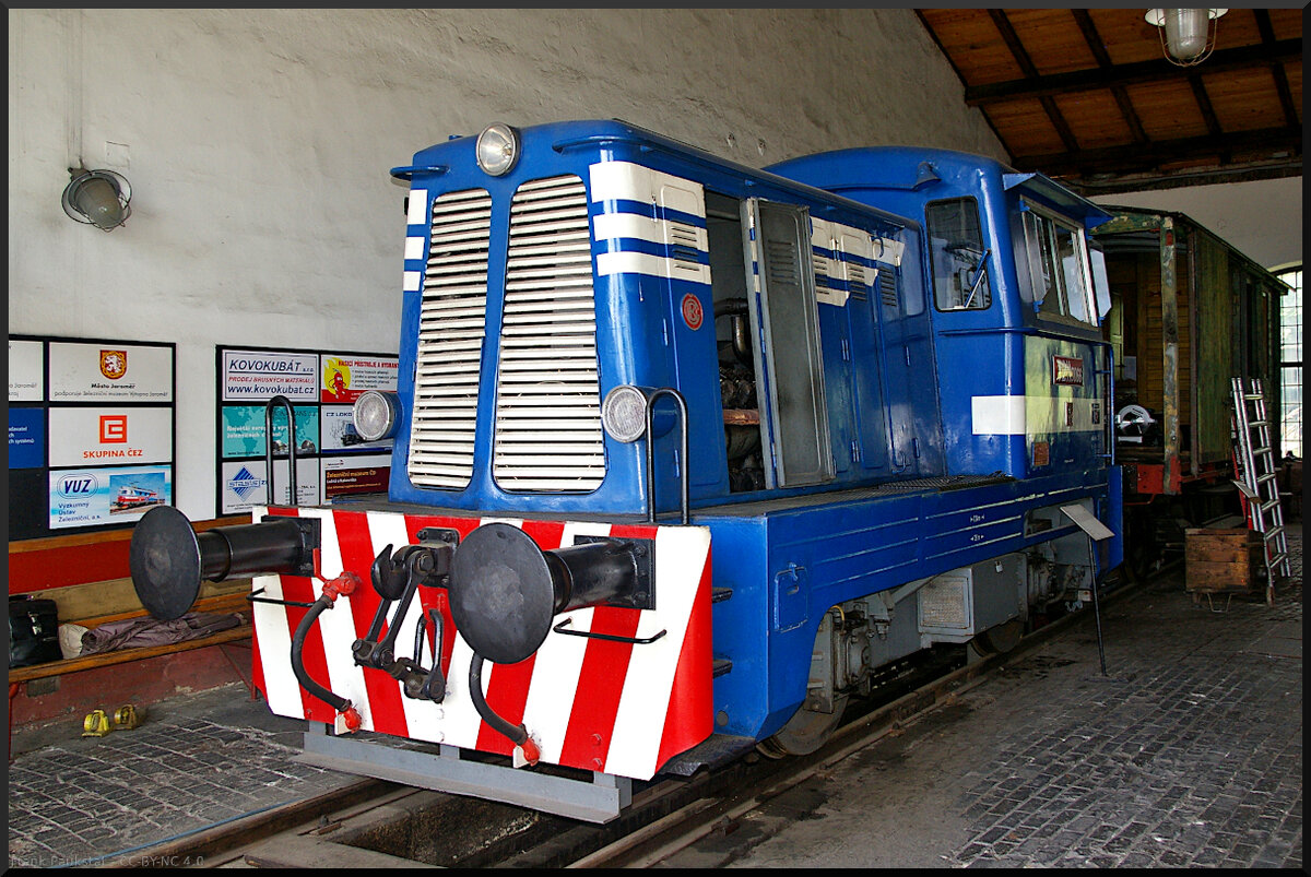 Die gut gepflegte ČSD T 211.0066 stand mit einem Halbgepäckwagen, der in der Aufarbeitung ist, im Lokschuppen des Eisenbahnmuseum Jaroměř.

Jaroměř, 21.05.2022
