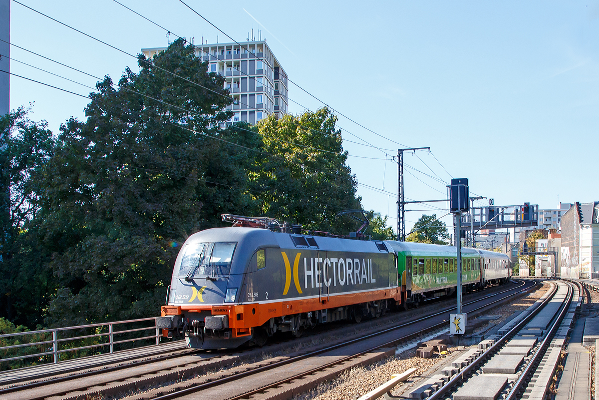 
Die Hector Rail 242 503  Balboa  (91 80 6182 503-3 D-HCTOR), ex Siemens Dispolok ES 64 U2-003 bzw. 182 503-3, fhrt am 18.08.2018, mit dem Flixtrain Stuttgart - Frankfurt am Main . Hannover . Berlin, durch den Berliner S-Bahnhof Savignyplatz. 