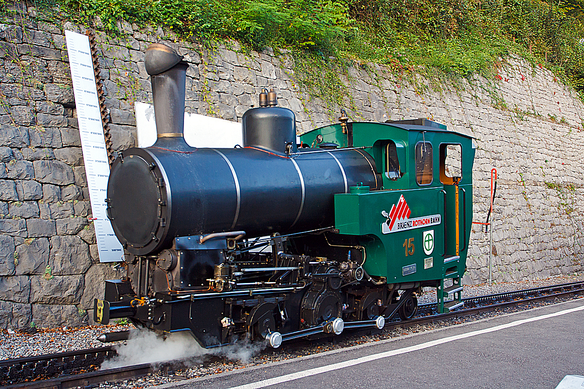 
Die Heizöl befeuerte BRB 15 - Stadt Kanaya (Japan), hier mal solo am 30.09.2011 (18:45 Uhr) im BRB-Bahnhof Brienz. Die Lok Baujahr 1996 (3. Generation) wurde unter der Fabrik-Nr. 5690 bei der Schweizerische Lokomotiv- und Maschinenfabrik, Winterthur (heute DLM AG) gebaut. 