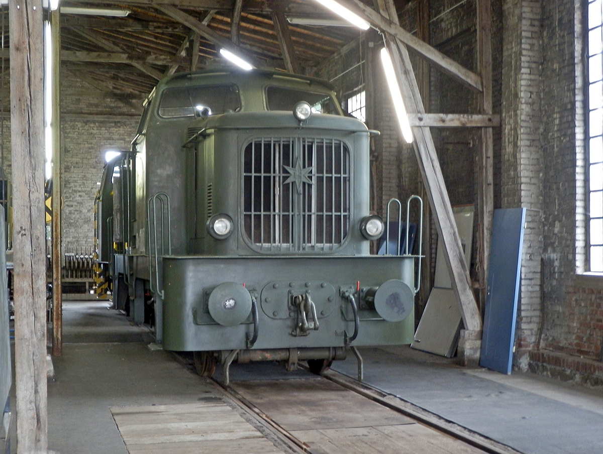 Die Henschel  DH 360 ehem. Der Bundeswehr am 18.05.2014 im Lokschuppen vom Erlebnisbahnhof Westerwald der Westerwlder Eisenbahnfreunde 44 508 e. V. in Westerburg. 

Die Lok wurde 1956 bei Henschel in Kassel unter der Fabriknummer 28640 gebaut und an die Bundeswehr fr das Materialbernahmegruppe Nord I in Hesedorf geliefert.
 
Sie hat einen  MWM-Dieselmotor RHS 335 S mit 360 PS Leistung bei 600 U/min. Die Kraftbertragung erfolgt vom Motor ber eine elastische Kupplung auf das Flssigkeitsgetriebe. Diesem Getriebe ist ein kombiniertes Stufen- und Wendegetriebe nachgeschaltet, in dem auch die Blindwelle gelagert ist. Von der Blindwelle aus werden die drei Radstze mit Treib- und Kuppelstangen angetrieben.
 
Die Lok ist Eigentum vom Militrhistorisches Museum Dresden und eine Leihgabe an Westerwlder Eisenbahnfreunde 44 508 e. V.